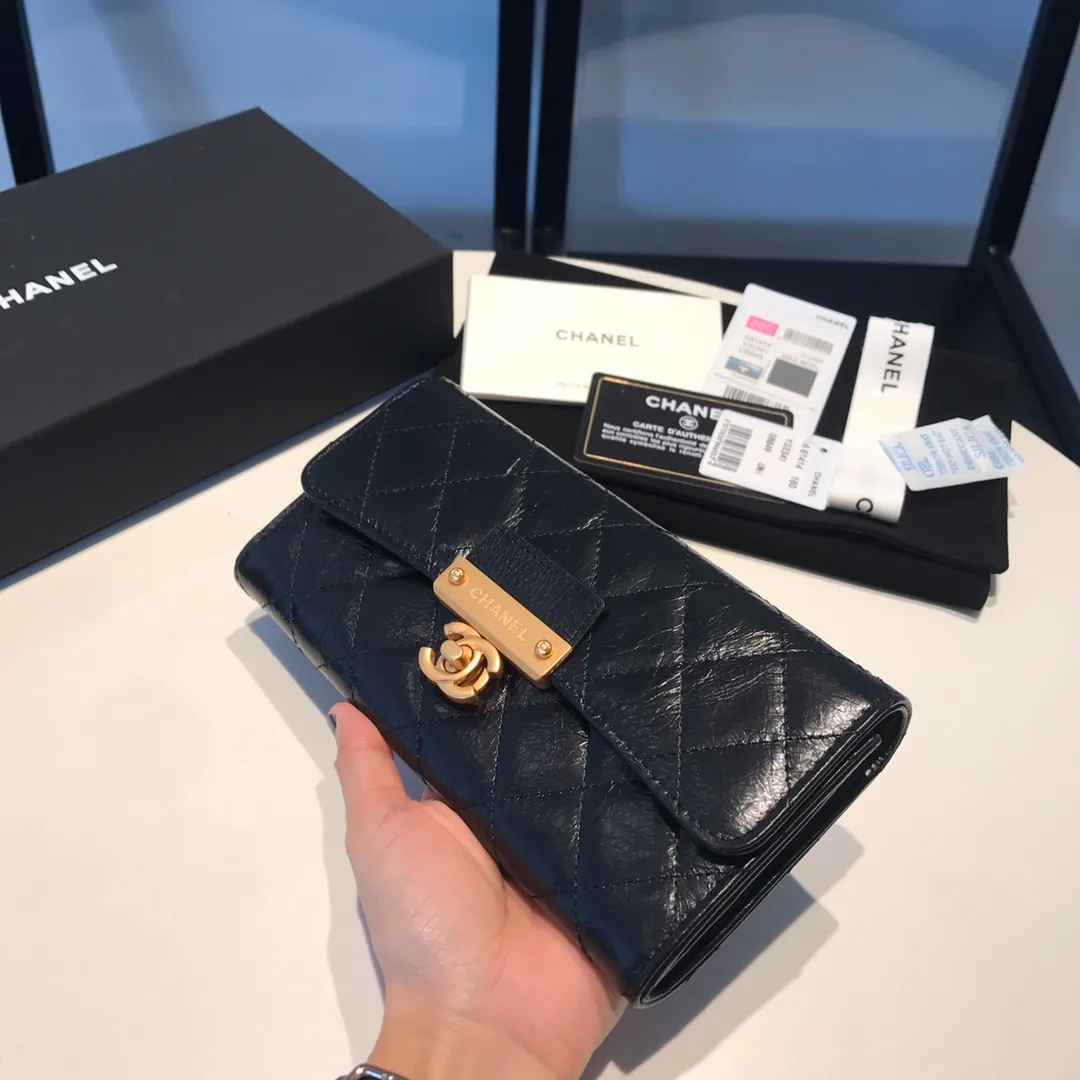 💰700😊Upgraded version💋Ready to buy the latest Chanel series🆕Imported waxed cowhide series, retro metal locks with the latest hangtags💋The latest products from the counter Original order quality Can hold a lot of cash Large capacity Practical and beautiful Simple classic cc rhombus put together to create a wallet [color][color] 7p can easily accommodate 12 card slots 81414🍃size:19cm