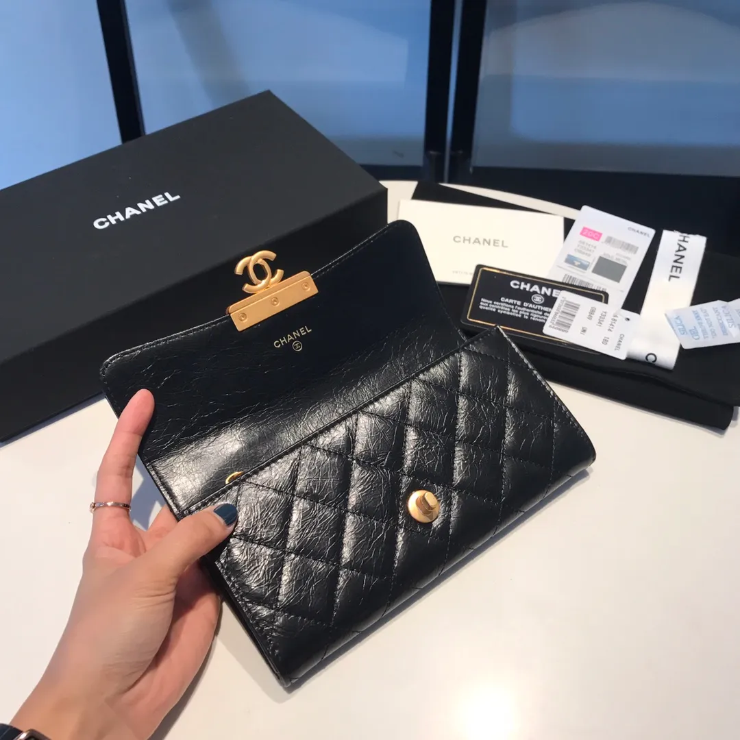 💰700😊Upgraded version💋Ready to buy the latest Chanel series🆕Imported waxed cowhide series, retro metal locks with the latest hangtags💋The latest products from the counter Original order quality Can hold a lot of cash Large capacity Practical and beautiful Simple classic cc rhombus put together to create a wallet [color][color] 7p can easily accommodate 12 card slots 81414🍃size:19cm