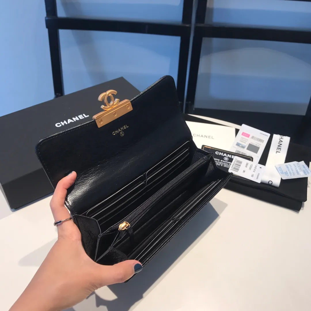 💰700😊Upgraded version💋Ready to buy the latest Chanel series🆕Imported waxed cowhide series, retro metal locks with the latest hangtags💋The latest products from the counter Original order quality Can hold a lot of cash Large capacity Practical and beautiful Simple classic cc rhombus put together to create a wallet [color][color] 7p can easily accommodate 12 card slots 81414🍃size:19cm