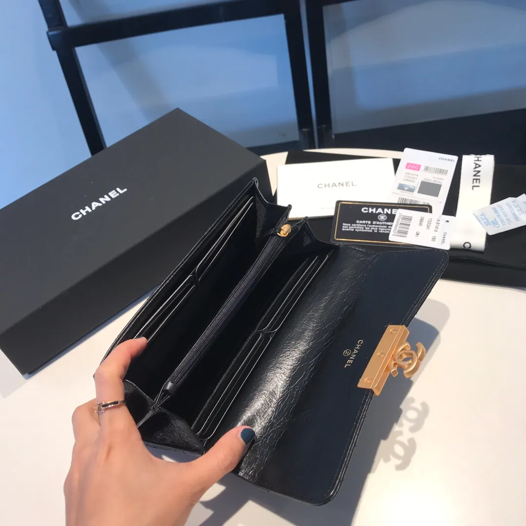 💰700😊Upgraded version💋Ready to buy the latest Chanel series🆕Imported waxed cowhide series, retro metal locks with the latest hangtags💋The latest products from the counter Original order quality Can hold a lot of cash Large capacity Practical and beautiful Simple classic cc rhombus put together to create a wallet [color][color] 7p can easily accommodate 12 card slots 81414🍃size:19cm