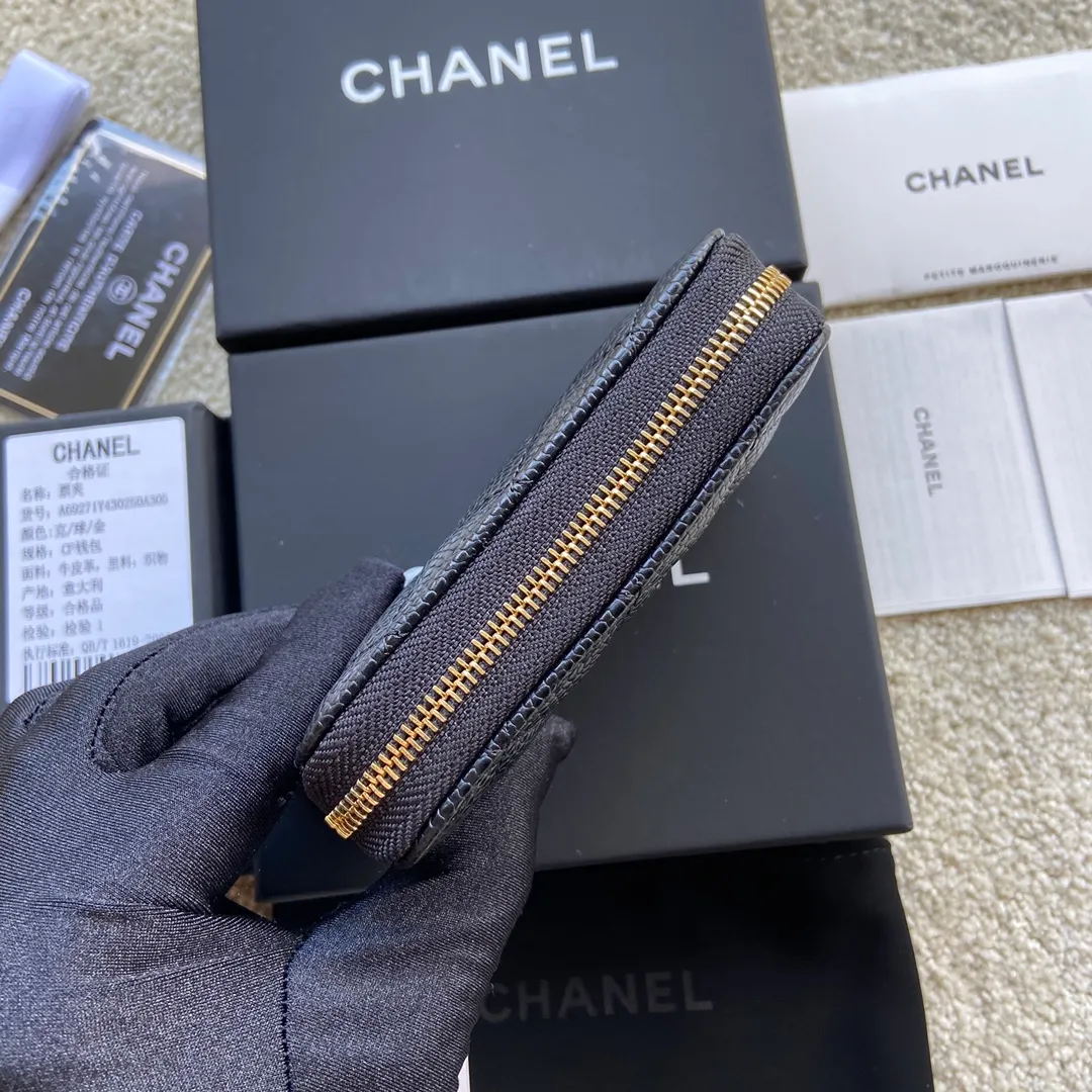 Xiaoxiang imported Italian grained calfskin Item number: A69271 💰: 240 (no pocket on the back) Size: W11×H7.5×2cm Color: black ball-grained leather with golden steel mark Usage: small zipper bag