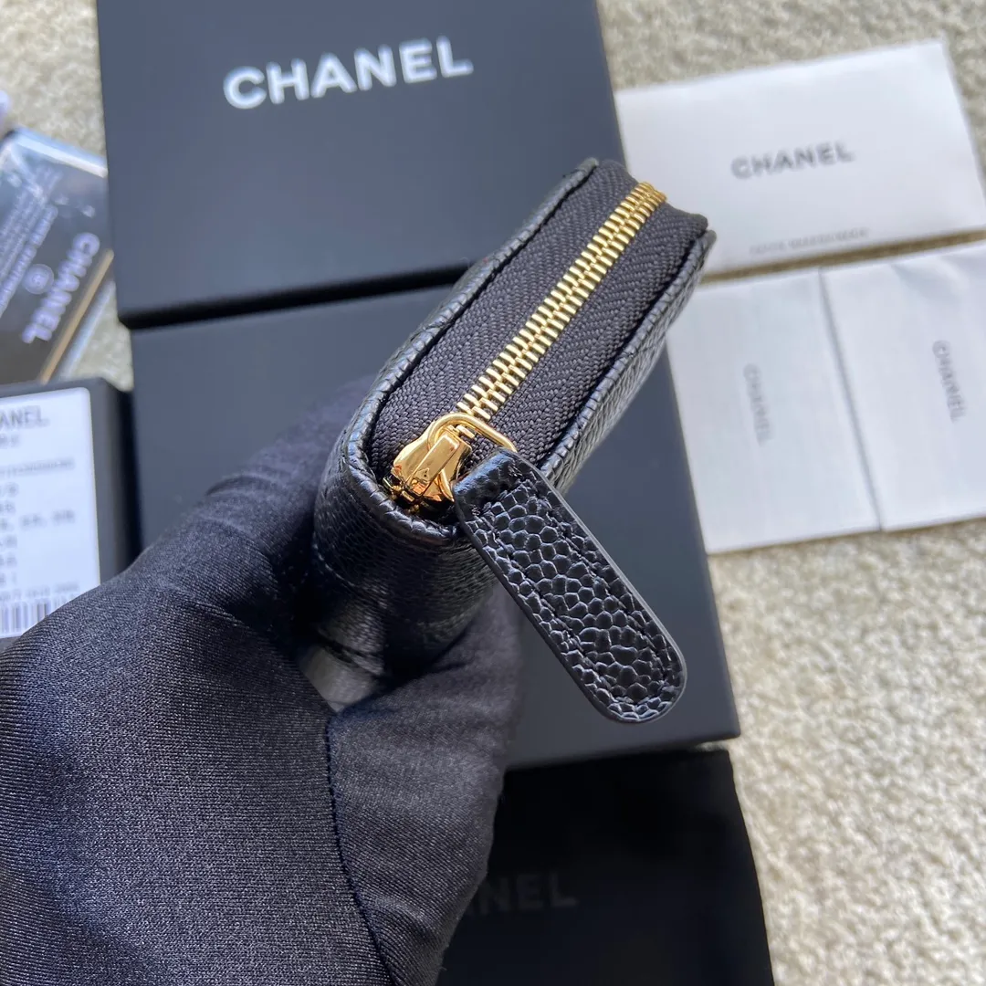 Xiaoxiang imported Italian grained calfskin Item number: A69271 💰: 240 (no pocket on the back) Size: W11×H7.5×2cm Color: black ball-grained leather with golden steel mark Usage: small zipper bag