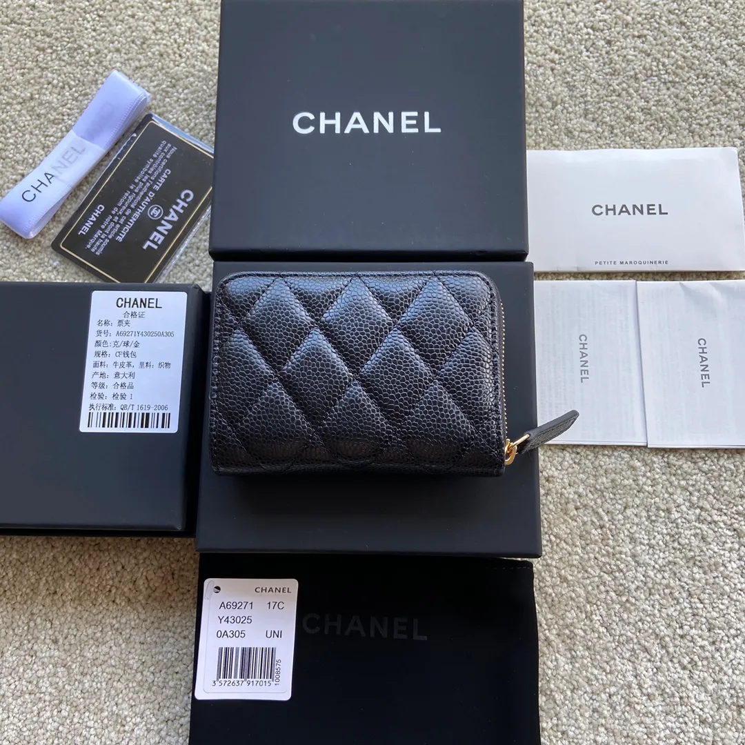 Xiaoxiang imported Italian grained calfskin Item number: A69271 💰: 240 (no pocket on the back) Size: W11×H7.5×2cm Color: black ball-grained leather with golden steel mark Usage: small zipper bag