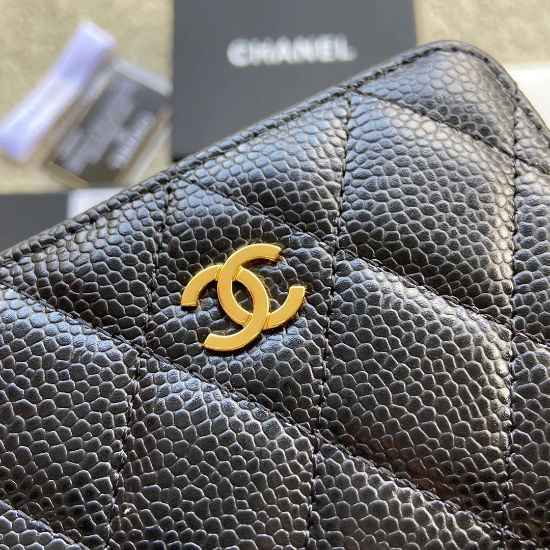 Xiaoxiang imported Italian grained calfskin Item number: A69271 💰: 240 (no pocket on the back) Size: W11×H7.5×2cm Color: black ball-grained leather with golden steel mark Usage: small zipper bag