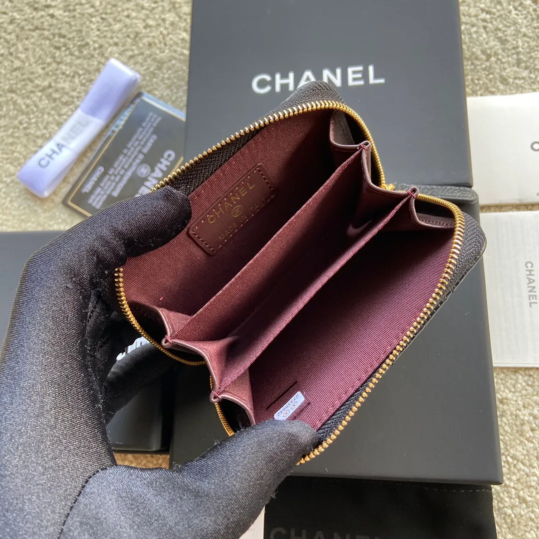 Xiaoxiang imported Italian grained calfskin Item number: A69271 💰: 240 (no pocket on the back) Size: W11×H7.5×2cm Color: black ball-grained leather with golden steel mark Usage: small zipper bag
