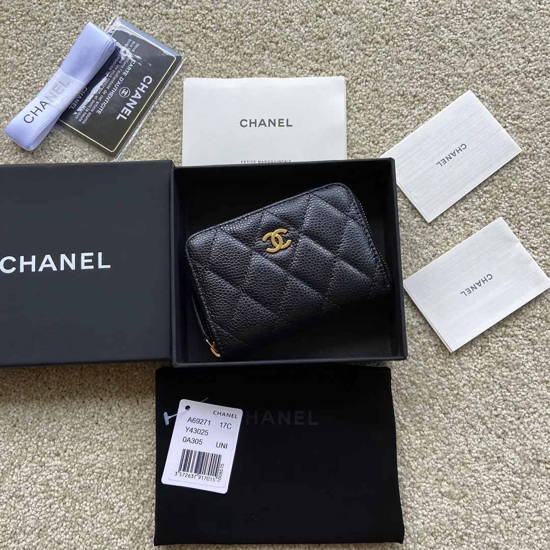 Xiaoxiang imported Italian grained calfskin Item number: A69271 💰: 240 (no pocket on the back) Size: W11×H7.5×2cm Color: black ball-grained leather with golden steel mark Usage: small zipper bag