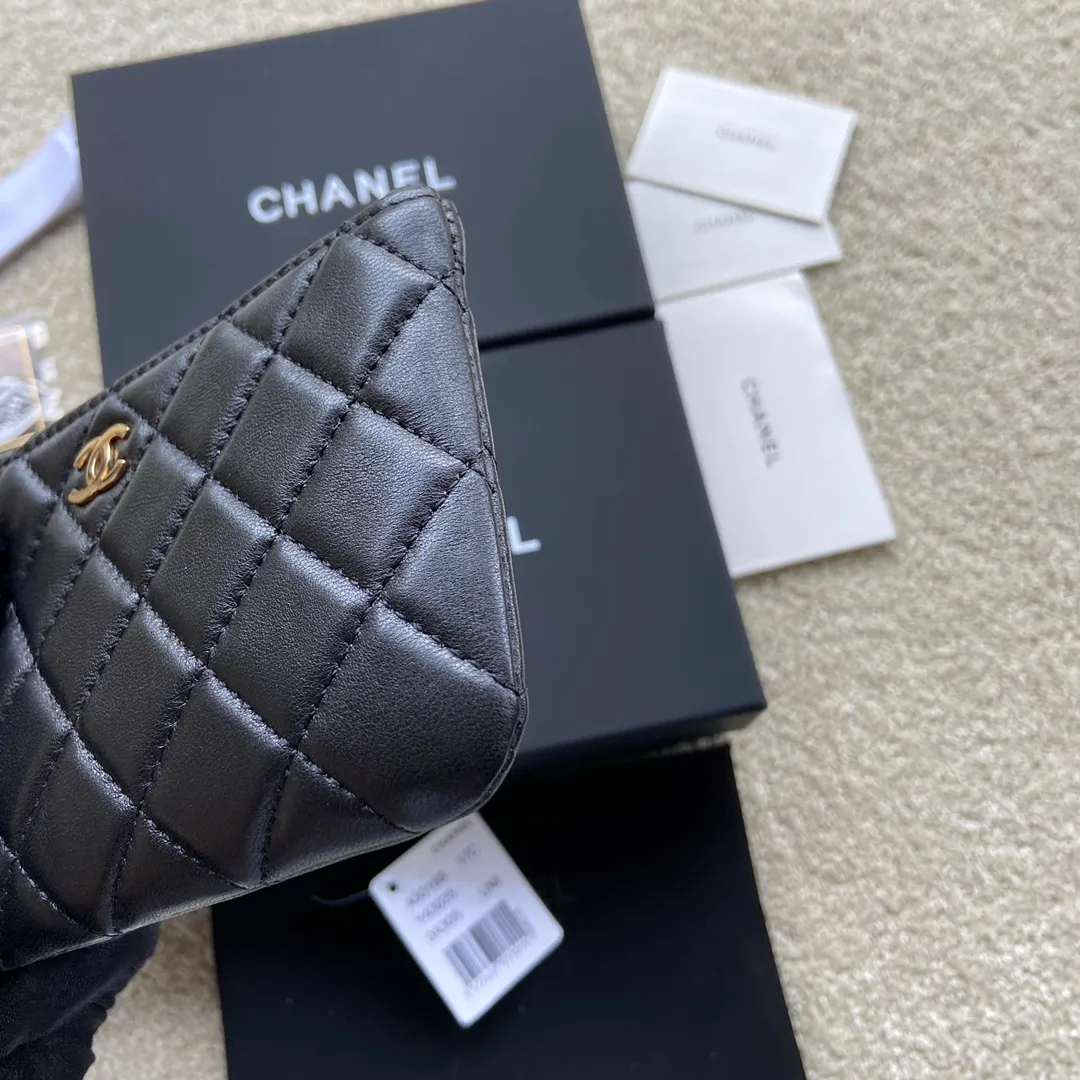 Xiaoxiang imported Italian lambskin Item number: A50168 Size: w14×h9.5cm Color: black sheepskin gold hardware p260