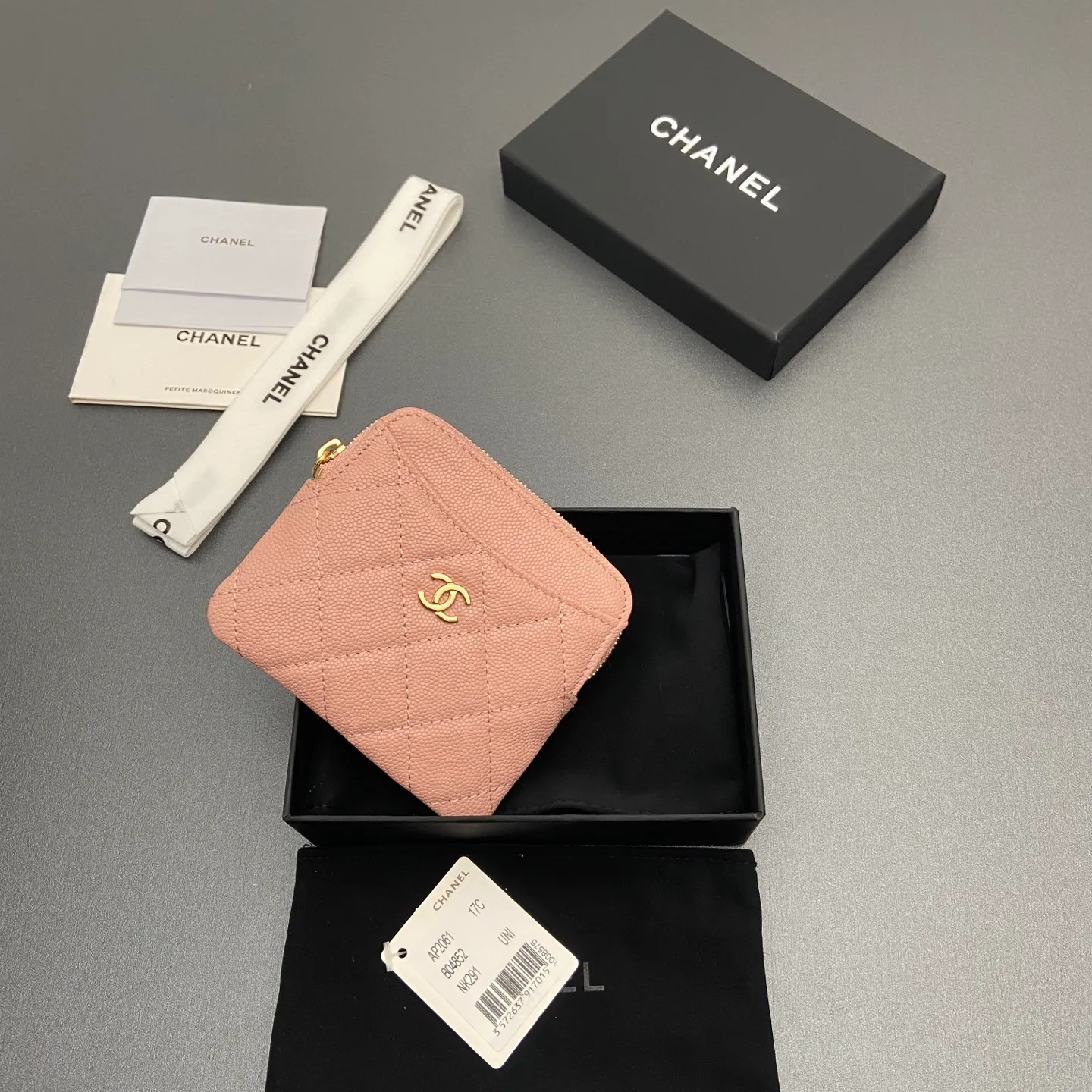 [Special grade hardware original leather] ¥380 Xiaoxiang small zipper bag card holder series Quilted card holder/wallet with iconic metal logo Gold tone metal hardware, special Italian imported leather 5 card slots, 1 small zipper bag No.: 2061 Pink thin ball light gold hardware Size: w11.5×h10×d2cm