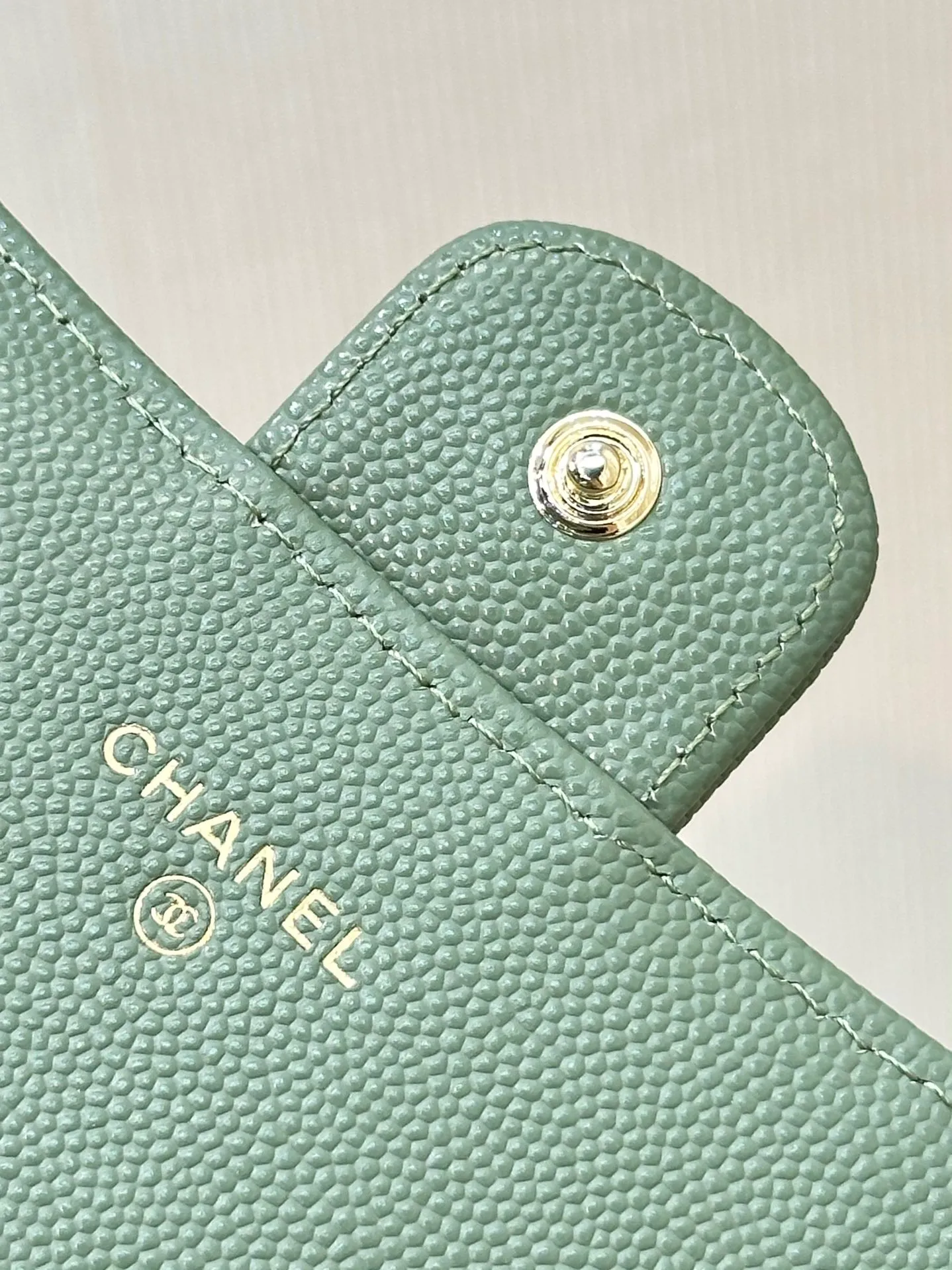 80758 The inner details and the wiring of the wallet are very particular, and only a dedicated machine can produce this effect! Even the machines that make big bags can’t do it!