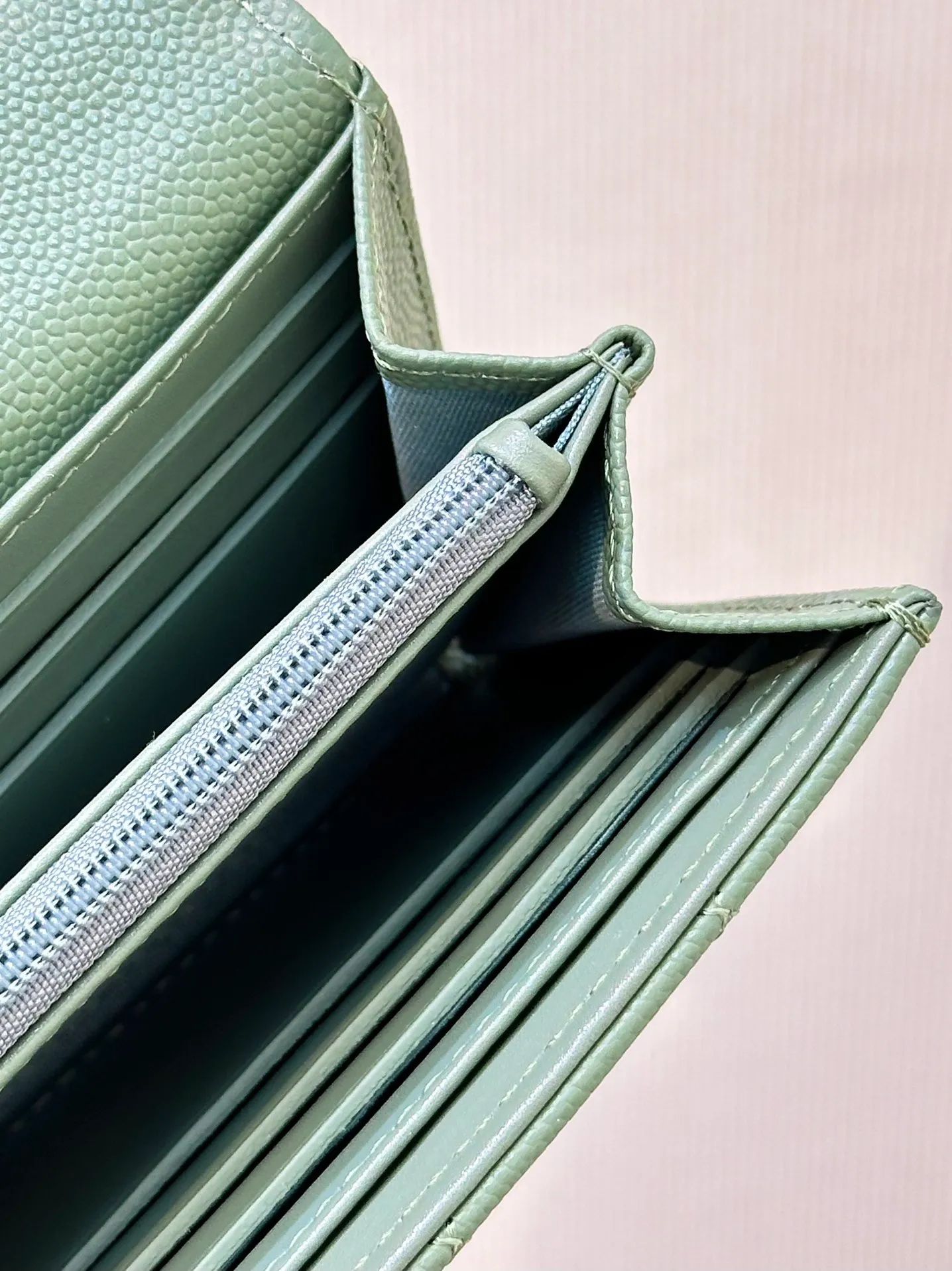 80758 The inner details and the wiring of the wallet are very particular, and only a dedicated machine can produce this effect! Even the machines that make big bags can’t do it!