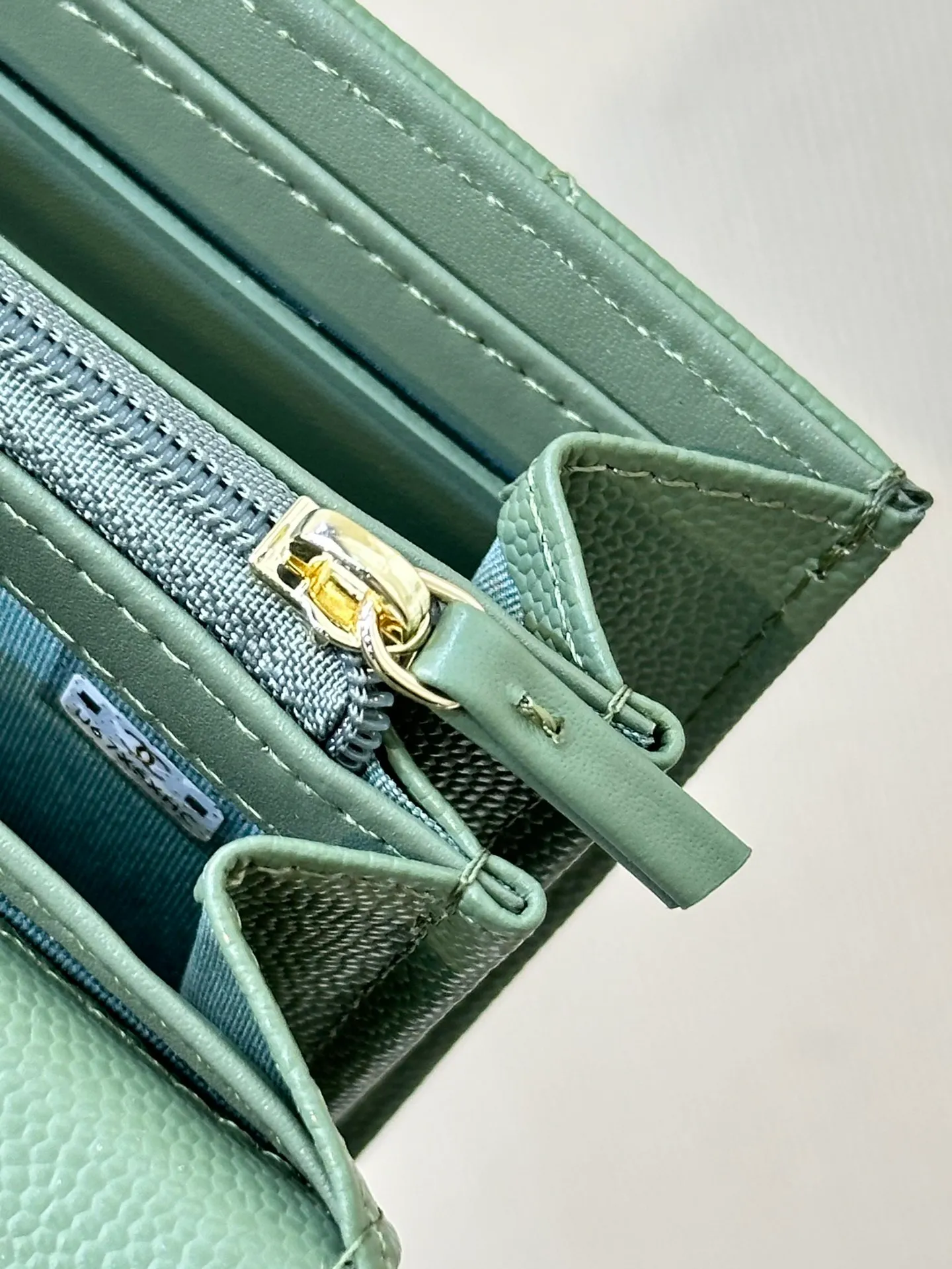 80758 The inner details and the wiring of the wallet are very particular, and only a dedicated machine can produce this effect! Even the machines that make big bags can’t do it!