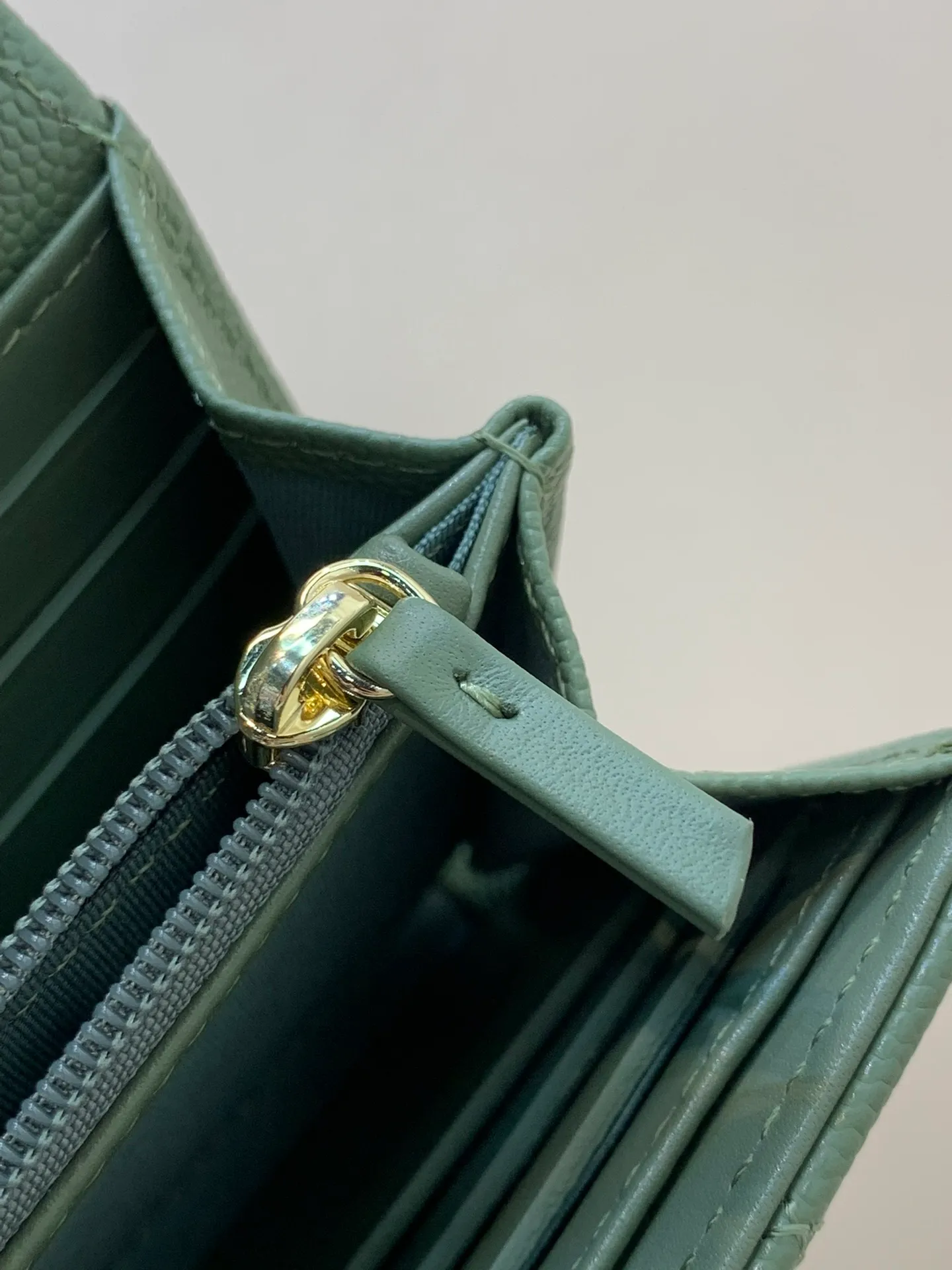 80758 The inner details and the wiring of the wallet are very particular, and only a dedicated machine can produce this effect! Even the machines that make big bags can’t do it!