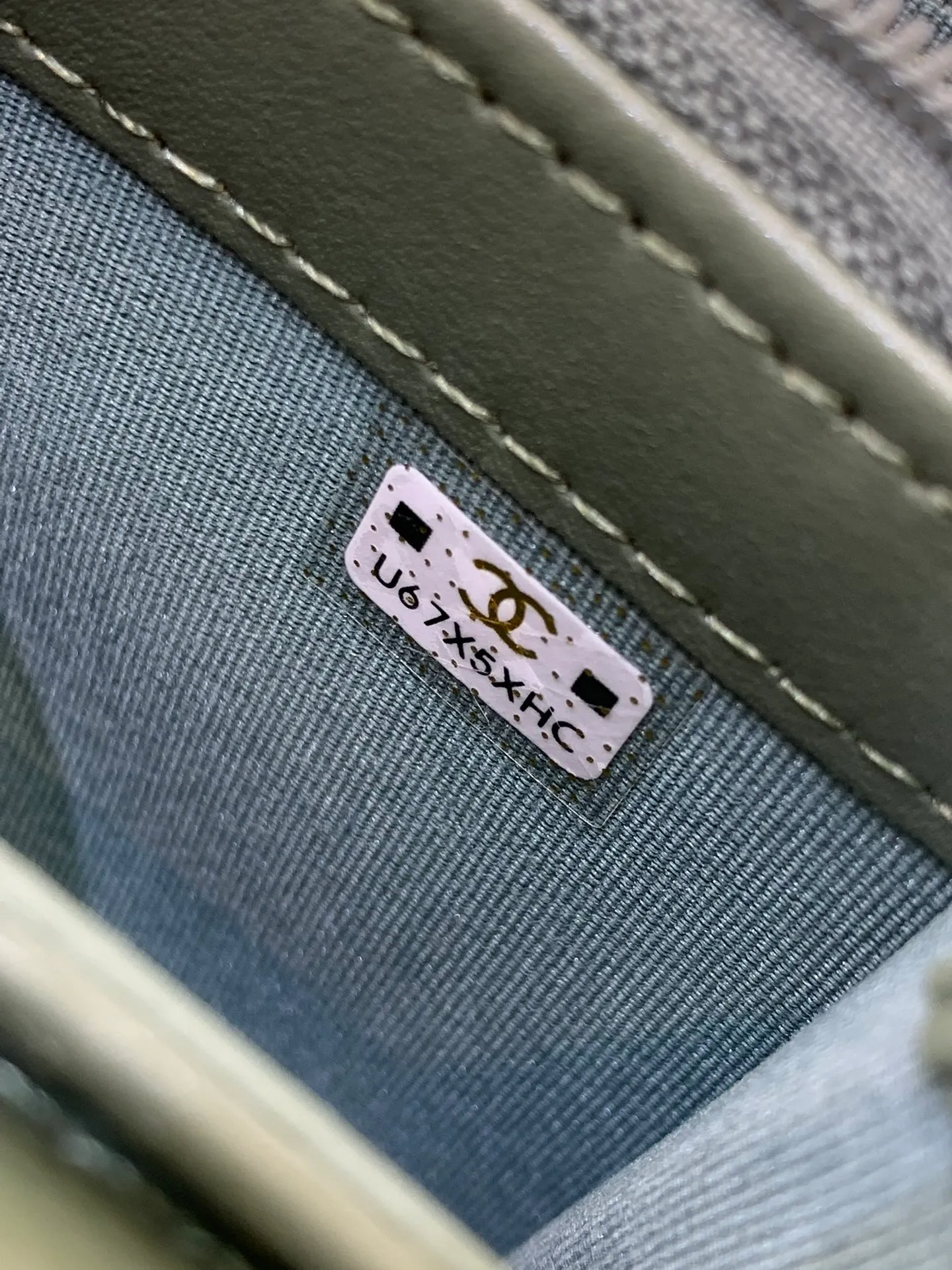 80758 The inner details and the wiring of the wallet are very particular, and only a dedicated machine can produce this effect! Even the machines that make big bags can’t do it!
