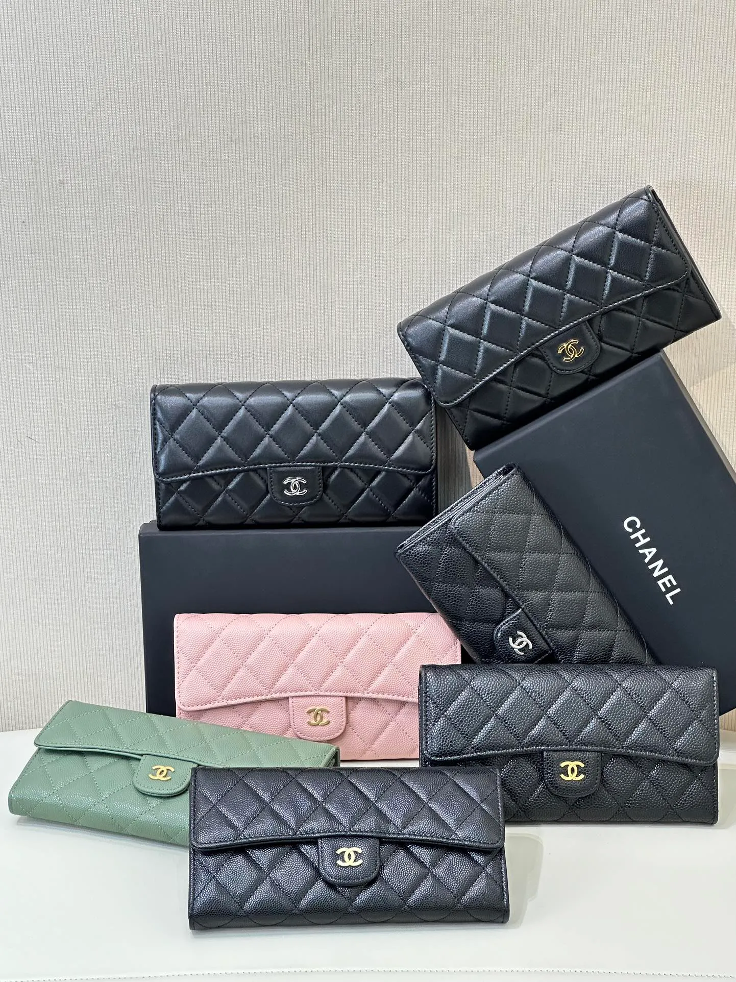 80758 Much anticipated! Xiaoxiangjia’s classic CF wallet is here! Timeless style! Many customers have asked me for CF series coin purses before; I have also screened many of them, and we will not touch anything that is not good! Leather is so important, it’s not the kind that’s available in large quantities on the market! It’s not something that can be easily obtained through ordinary relationship channels! The whole bag is very delicate and compact, it is small and does not take up much space in the bag! I have always needed a wallet, and this one can really be kept by myself; the leather texture is incredible! There are two models in total, both sheepskin and caviar cowhide! Size: 19.5×10×3cm
