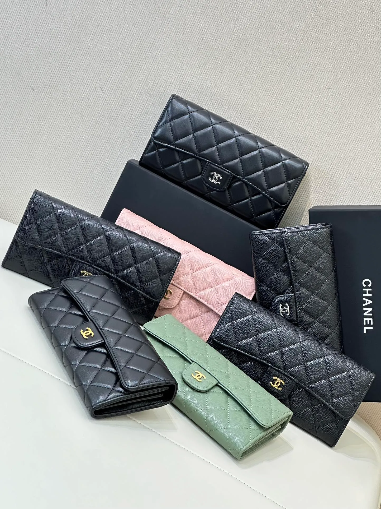 80758 Much anticipated! Xiaoxiangjia’s classic CF wallet is here! Timeless style! Many customers have asked me for CF series coin purses before; I have also screened many of them, and we will not touch anything that is not good! Leather is so important, it’s not the kind that’s available in large quantities on the market! It’s not something that can be easily obtained through ordinary relationship channels! The whole bag is very delicate and compact, it is small and does not take up much space in the bag! I have always needed a wallet, and this one can really be kept by myself; the leather texture is incredible! There are two models in total, both sheepskin and caviar cowhide! Size: 19.5×10×3cm