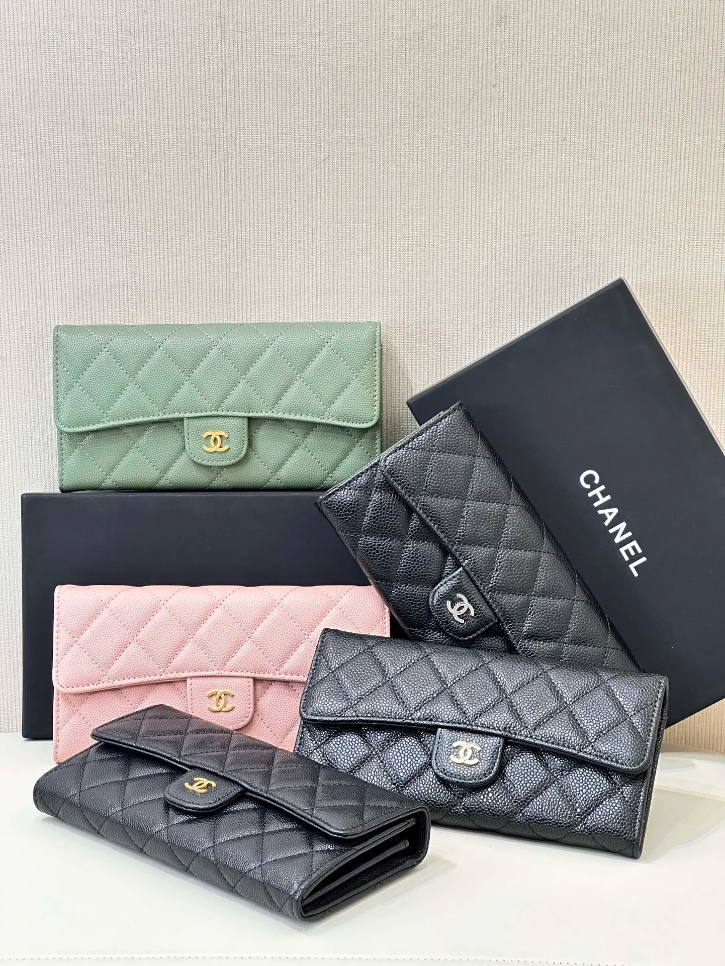 80758 Much anticipated! Xiaoxiangjia’s classic CF wallet is here! Timeless style! Many customers have asked me for CF series coin purses before; I have also screened many of them, and we will not touch anything that is not good! Leather is so important, it’s not the kind that’s available in large quantities on the market! It’s not something that can be easily obtained through ordinary relationship channels! The whole bag is very delicate and compact, it is small and does not take up much space in the bag! I have always needed a wallet, and this one can really be kept by myself; the leather texture is incredible! There are two models in total, both sheepskin and caviar cowhide! Size: 19.5×10×3cm