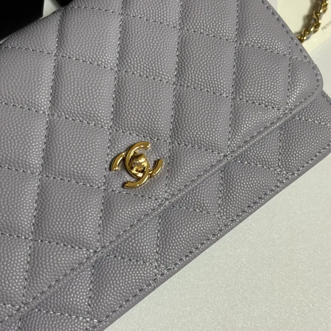 💰700 New product WOC🍃🍃Double C button style, 4241 new design is more solid. You no longer have to worry about things opening with too many buttons, and it still maintains the classic look. AP8482 size: 12×19.5×3.5cm