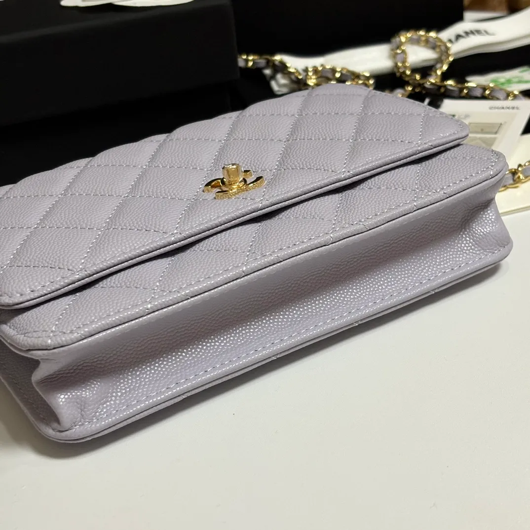 💰700 New product WOC🍃🍃Double C button style, 4241 new design is more solid. You no longer have to worry about things opening with too many buttons, and it still maintains the classic look. AP8482 size: 12×19.5×3.5cm