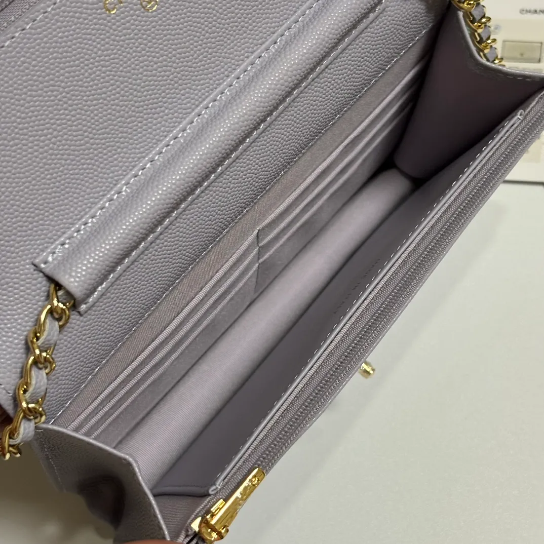 💰700 New product WOC🍃🍃Double C button style, 4241 new design is more solid. You no longer have to worry about things opening with too many buttons, and it still maintains the classic look. AP8482 size: 12×19.5×3.5cm