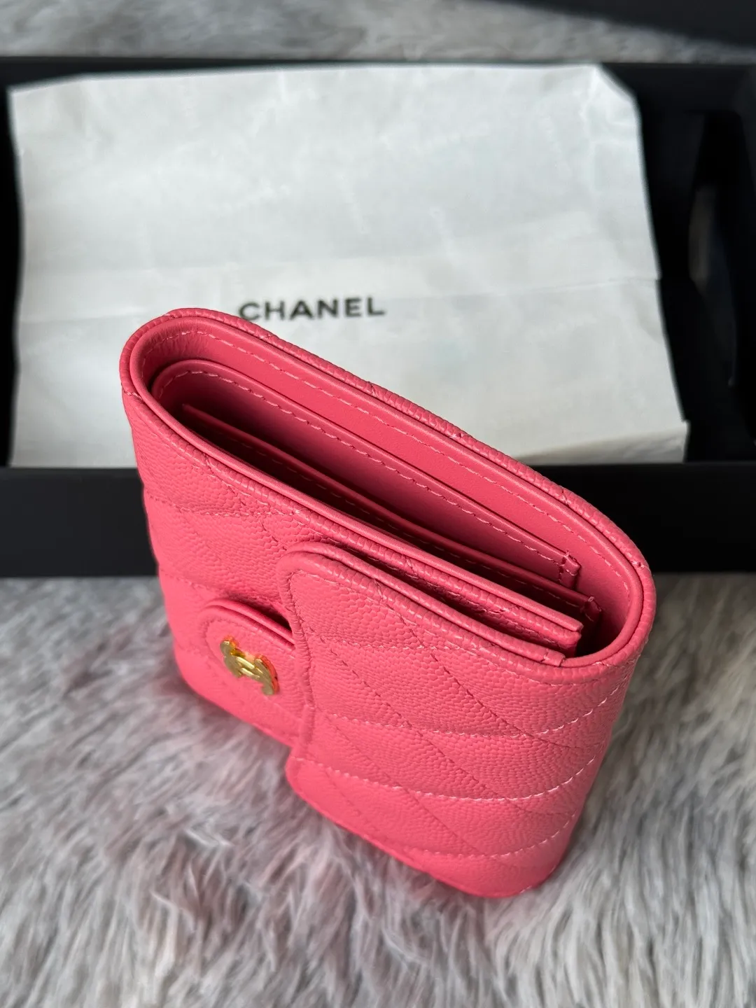 💰440💰 Made of calfskin, caviar, and cowhide, the CF short tri-fold wallet is now available! Chanel Grandma Xiang has 6 card slots, and there is a coin purse at the back, so you can put 2,000 Mao Zedong without any trouble at all! Delicate leather and gold hardware! Full of fashion sense, very fashionable, can be held in hand, can be put in the bag, very good for storage. Style number: 82288, size 10.5*11.5*3cm, color as shown in the picture, exclusive real shot