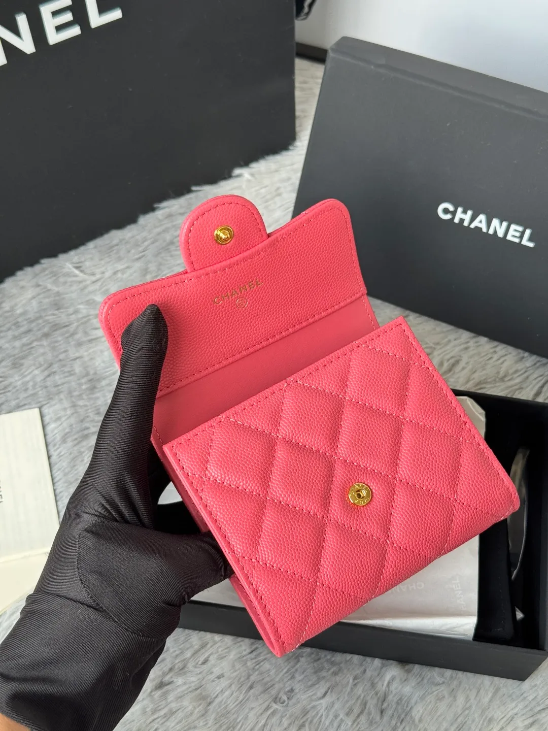 💰440💰 Made of calfskin, caviar, and cowhide, the CF short tri-fold wallet is now available! Chanel Grandma Xiang has 6 card slots, and there is a coin purse at the back, so you can put 2,000 Mao Zedong without any trouble at all! Delicate leather and gold hardware! Full of fashion sense, very fashionable, can be held in hand, can be put in the bag, very good for storage. Style number: 82288, size 10.5*11.5*3cm, color as shown in the picture, exclusive real shot