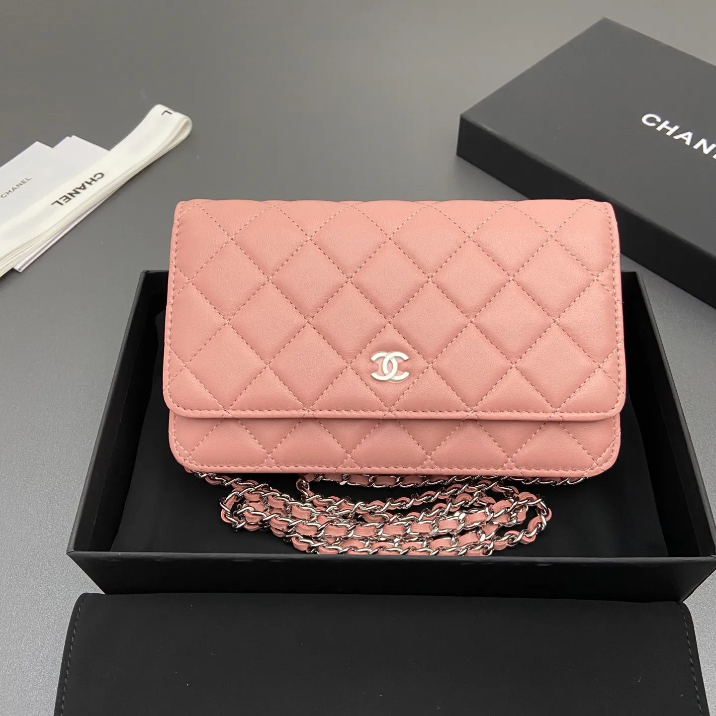 Xiaoxiang imported Italian sheepskin Item number: A0250 Price: 640 Size: w20×h13×d3.5cm Color: Pink sheepskin silver steel mark