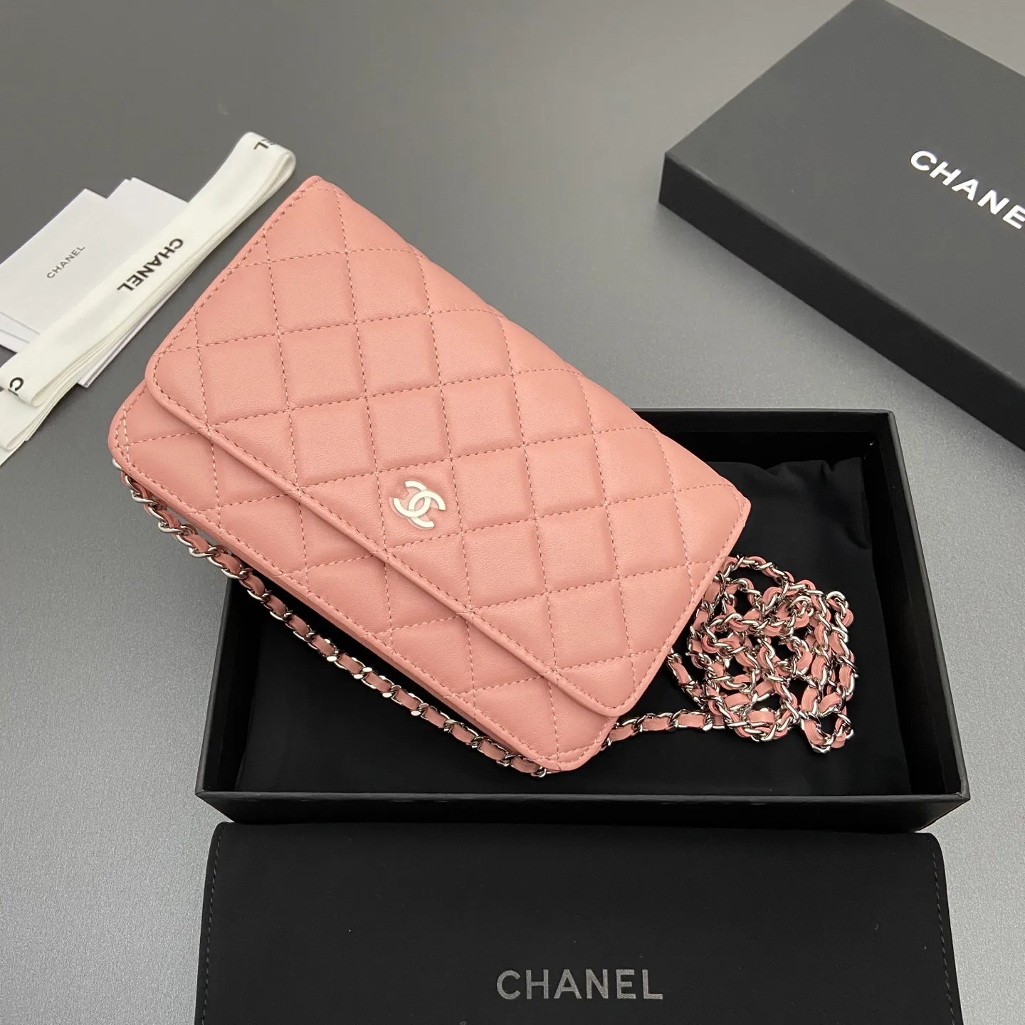 Xiaoxiang imported Italian sheepskin Item number: A0250 Price: 640 Size: w20×h13×d3.5cm Color: Pink sheepskin silver steel mark