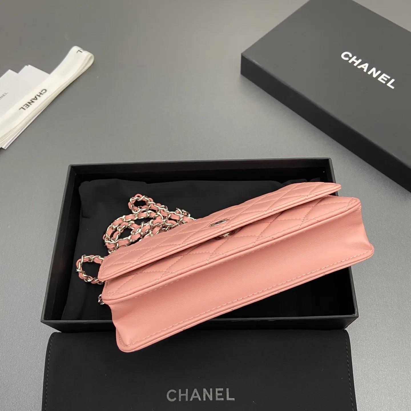 Xiaoxiang imported Italian sheepskin Item number: A0250 Price: 640 Size: w20×h13×d3.5cm Color: Pink sheepskin silver steel mark