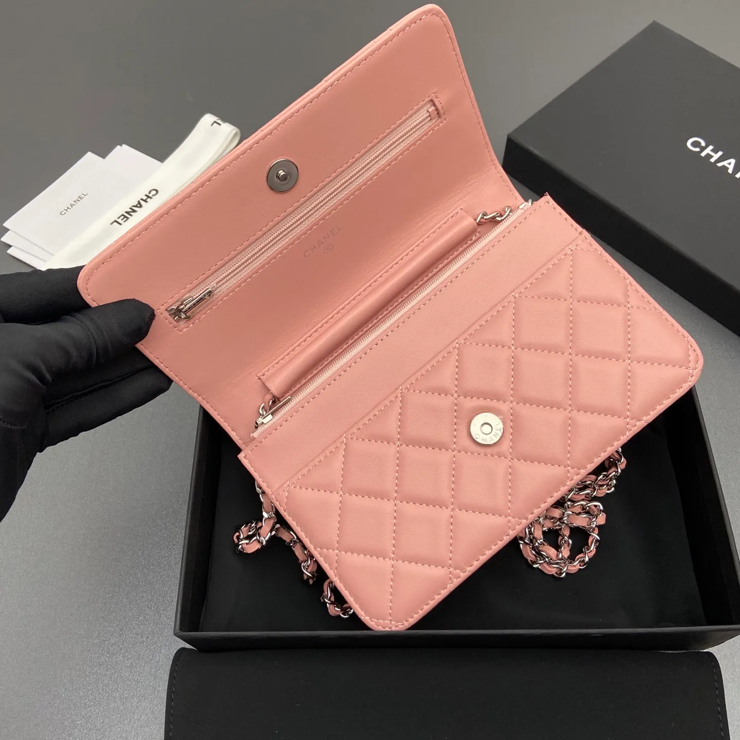 Xiaoxiang imported Italian sheepskin Item number: A0250 Price: 640 Size: w20×h13×d3.5cm Color: Pink sheepskin silver steel mark