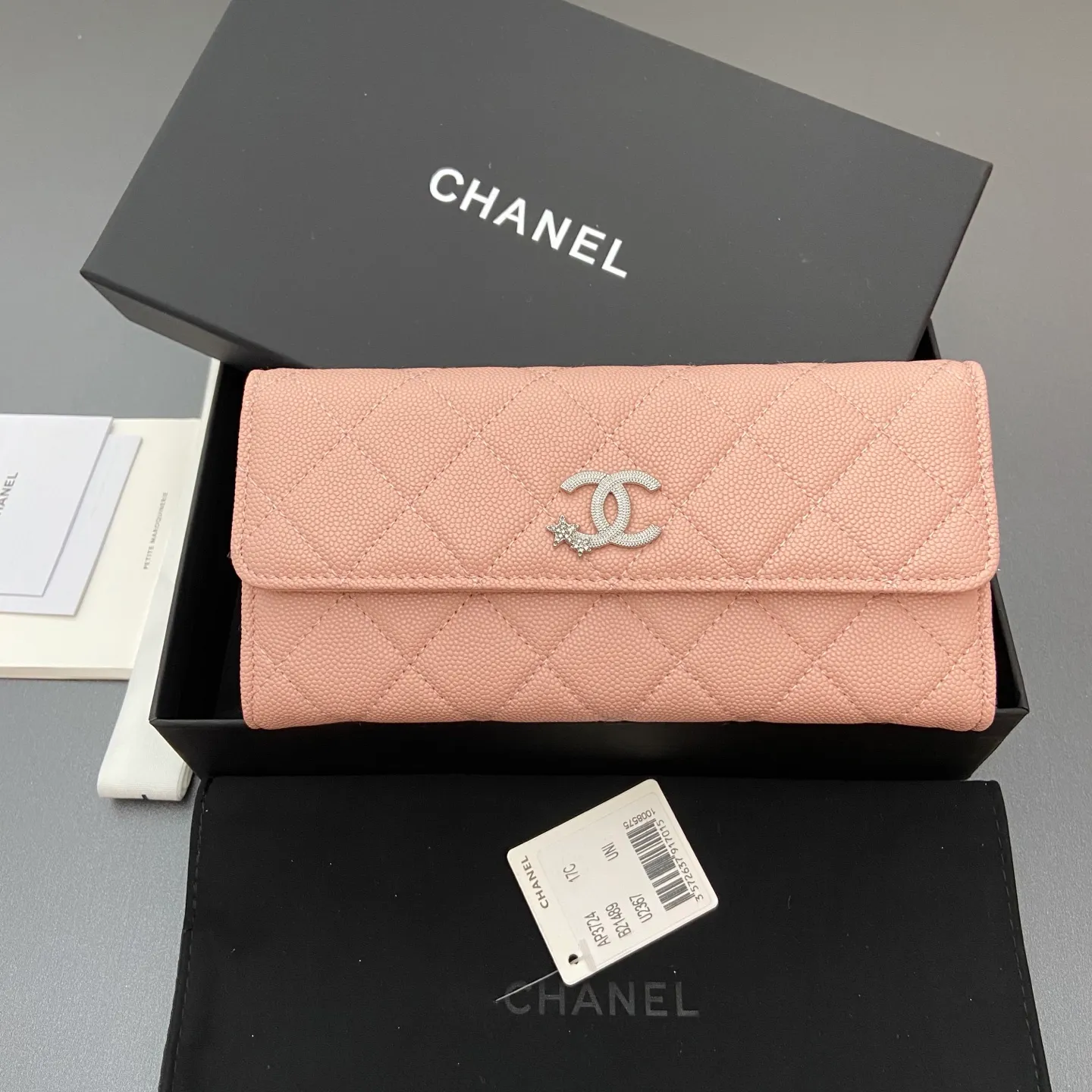 25b new series caviar cowhide with stars ⭐logo shiny blingblibg~ flip long clip wallet series pink fine ball pattern silver star hardware 12 card slots, two banknote compartments two compartments, 1 zipper bag Price: 250 No.: 3724 Size: w19×h10×d3cm