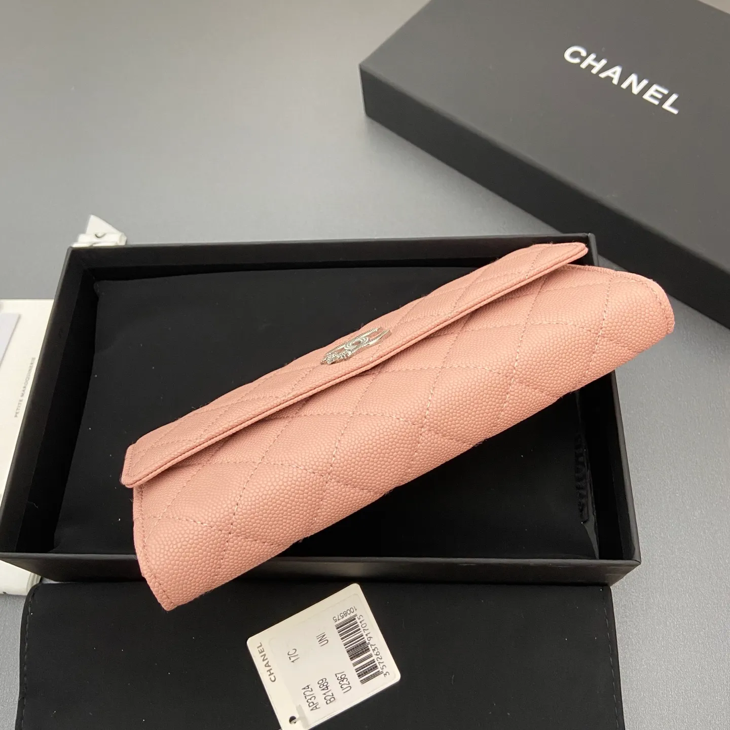 25b new series caviar cowhide with stars ⭐logo shiny blingblibg~ flip long clip wallet series pink fine ball pattern silver star hardware 12 card slots, two banknote compartments two compartments, 1 zipper bag Price: 250 No.: 3724 Size: w19×h10×d3cm