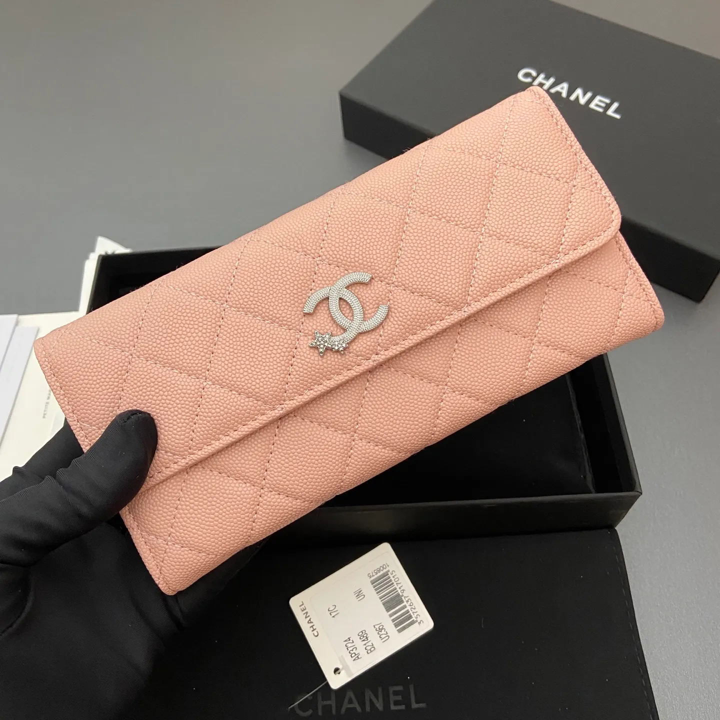 25b new series caviar cowhide with stars ⭐logo shiny blingblibg~ flip long clip wallet series pink fine ball pattern silver star hardware 12 card slots, two banknote compartments two compartments, 1 zipper bag Price: 250 No.: 3724 Size: w19×h10×d3cm