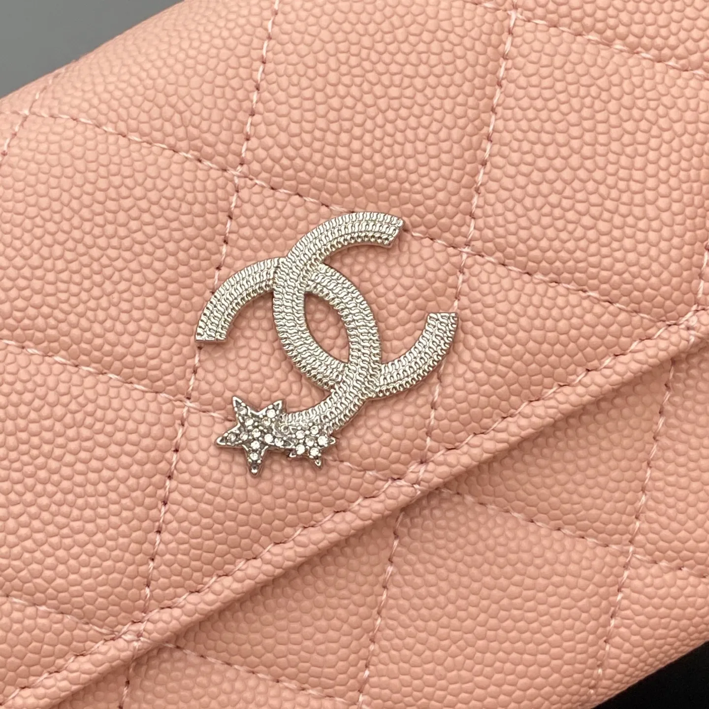 25b new series caviar cowhide with stars ⭐logo shiny blingblibg~ flip long clip wallet series pink fine ball pattern silver star hardware 12 card slots, two banknote compartments two compartments, 1 zipper bag Price: 250 No.: 3724 Size: w19×h10×d3cm
