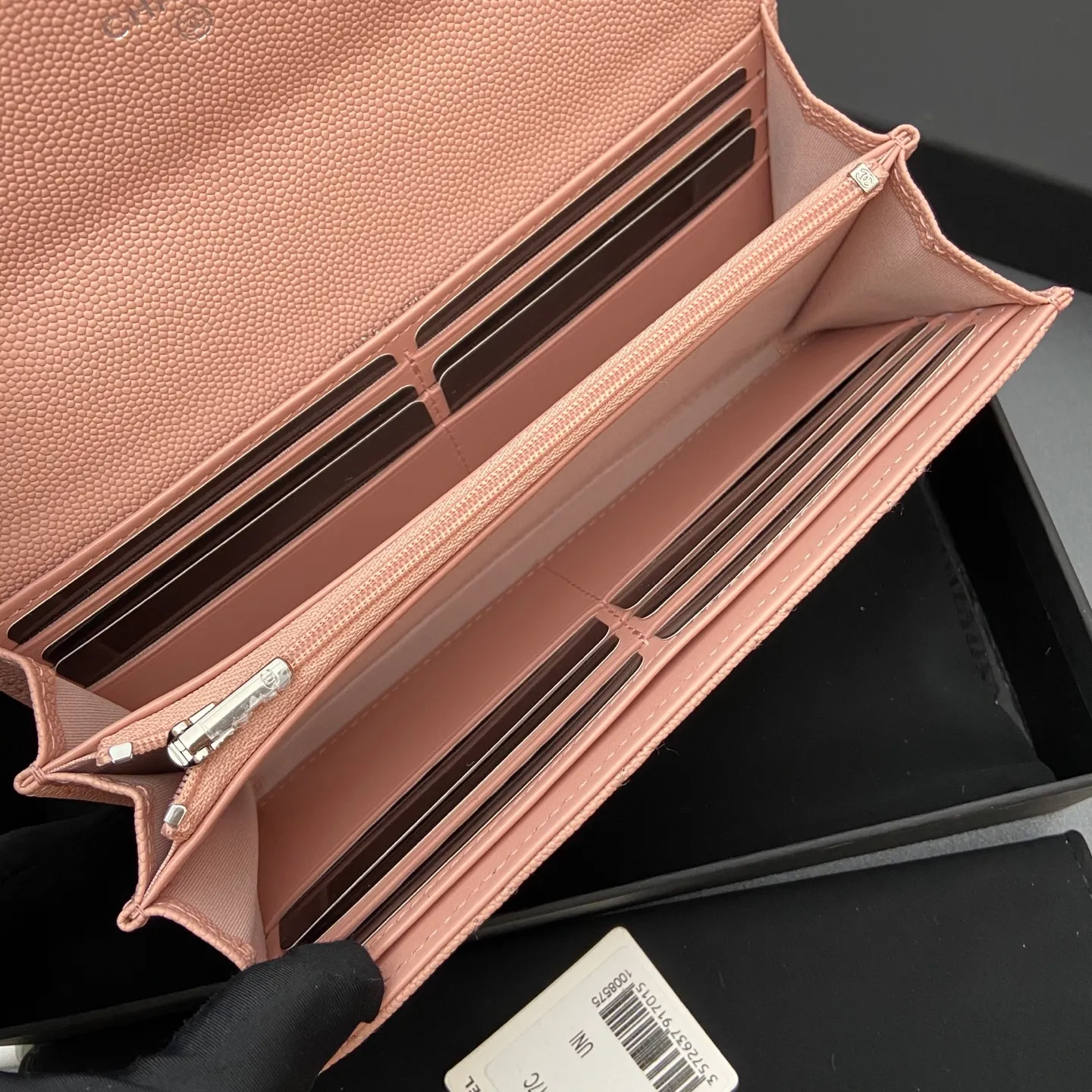 25b new series caviar cowhide with stars ⭐logo shiny blingblibg~ flip long clip wallet series pink fine ball pattern silver star hardware 12 card slots, two banknote compartments two compartments, 1 zipper bag Price: 250 No.: 3724 Size: w19×h10×d3cm