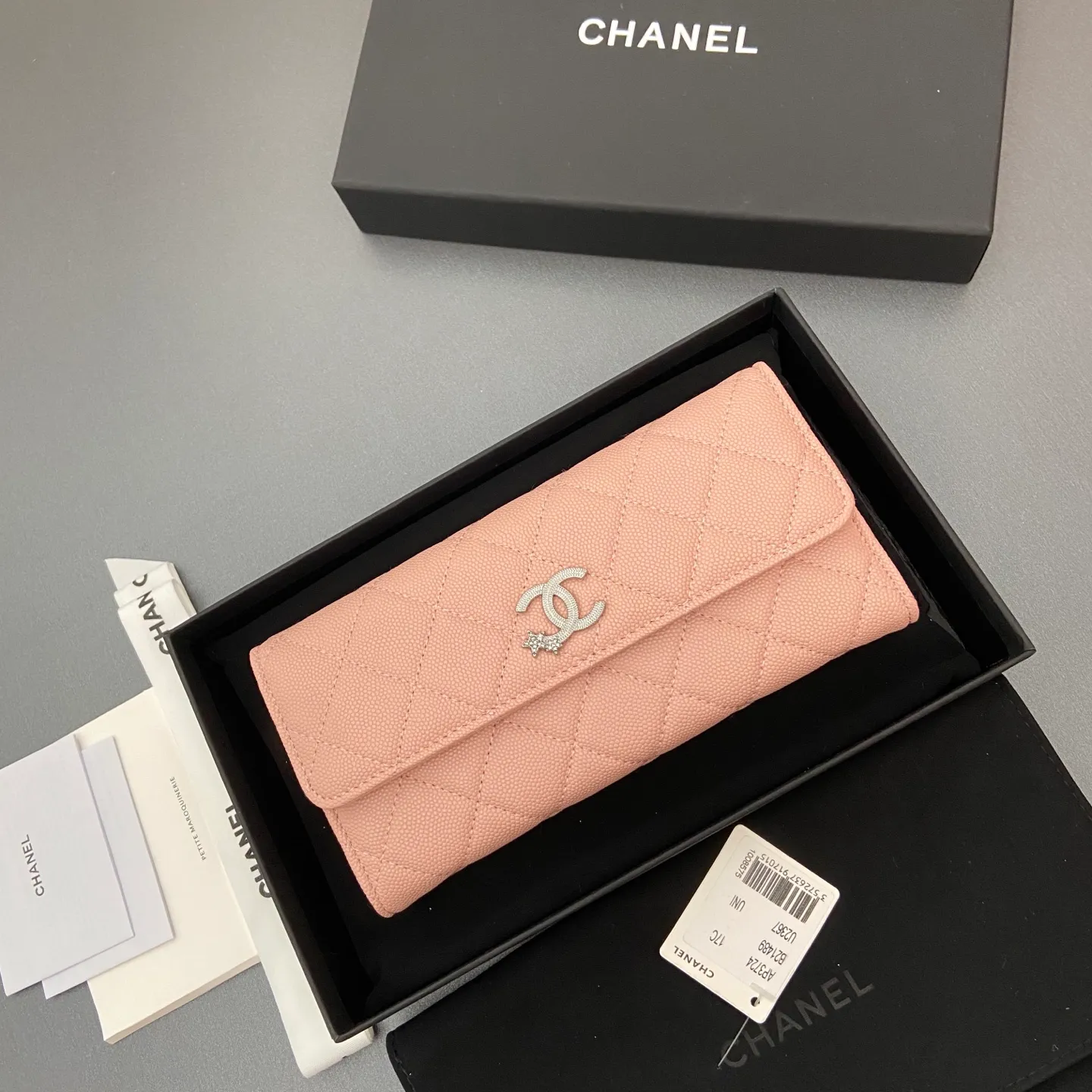 25b new series caviar cowhide with stars ⭐logo shiny blingblibg~ flip long clip wallet series pink fine ball pattern silver star hardware 12 card slots, two banknote compartments two compartments, 1 zipper bag Price: 250 No.: 3724 Size: w19×h10×d3cm