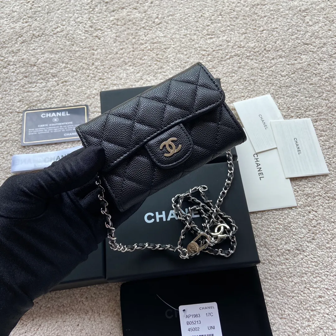 Xiaoxiang imported Italian leather Item number: AP3966 /A81081 (chain small card holder) Price: 420 Size: w11×h7cm Color: Black fine ball pattern silver steel mark hardware