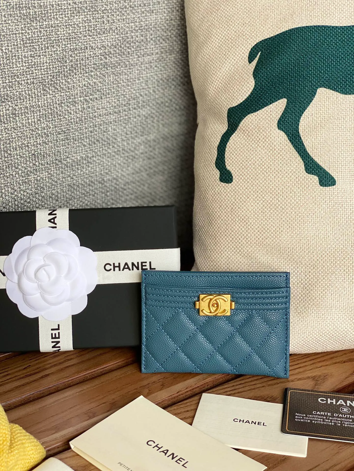 220💰CHANEL’s new leboy card holder has arrived! The imported rhombus pattern is very attractive! The retro gold buckle has an old-fashioned feel and is very fashionable and retro❤️This small card holder is very cost-effective, and you can also put some change in the three card slots👍Model number: 84431 Size: 11×7.5×1cm