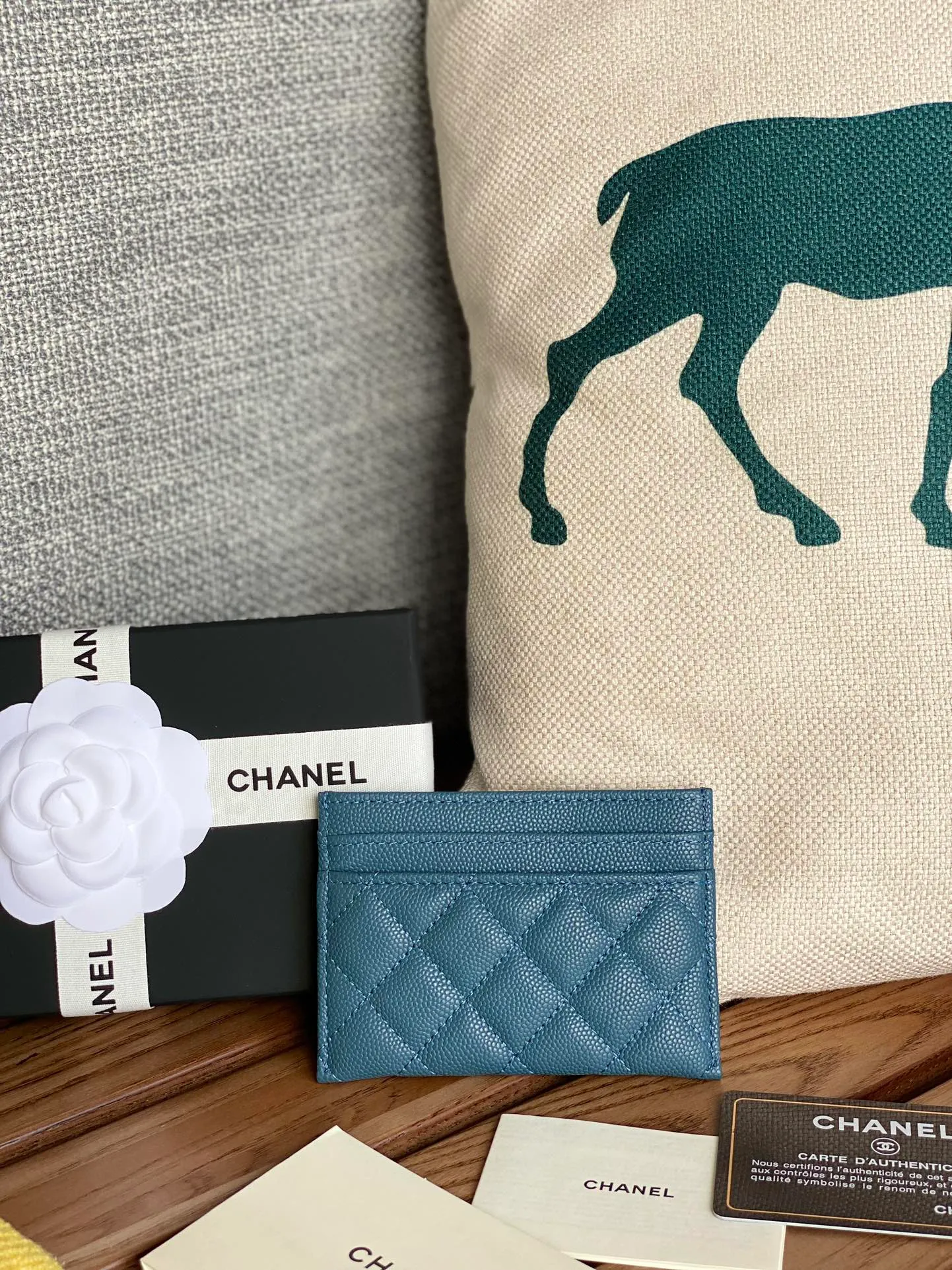 220💰CHANEL’s new leboy card holder has arrived! The imported rhombus pattern is very attractive! The retro gold buckle has an old-fashioned feel and is very fashionable and retro❤️This small card holder is very cost-effective, and you can also put some change in the three card slots👍Model number: 84431 Size: 11×7.5×1cm