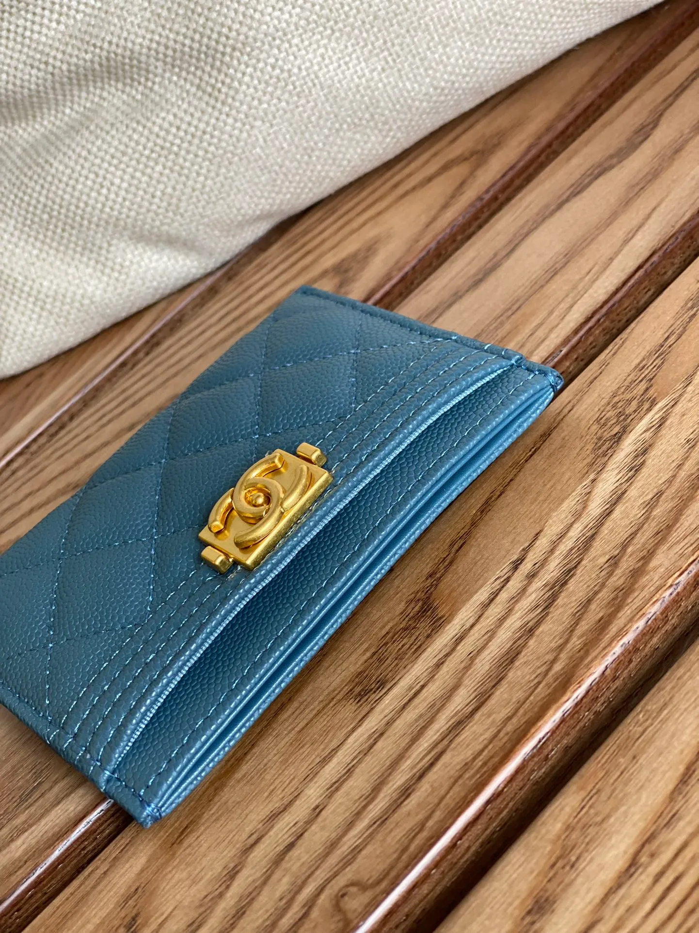 220💰CHANEL’s new leboy card holder has arrived! The imported rhombus pattern is very attractive! The retro gold buckle has an old-fashioned feel and is very fashionable and retro❤️This small card holder is very cost-effective, and you can also put some change in the three card slots👍Model number: 84431 Size: 11×7.5×1cm
