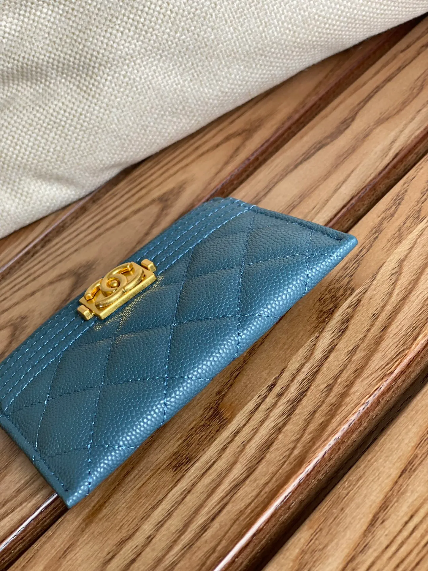 220💰CHANEL’s new leboy card holder has arrived! The imported rhombus pattern is very attractive! The retro gold buckle has an old-fashioned feel and is very fashionable and retro❤️This small card holder is very cost-effective, and you can also put some change in the three card slots👍Model number: 84431 Size: 11×7.5×1cm