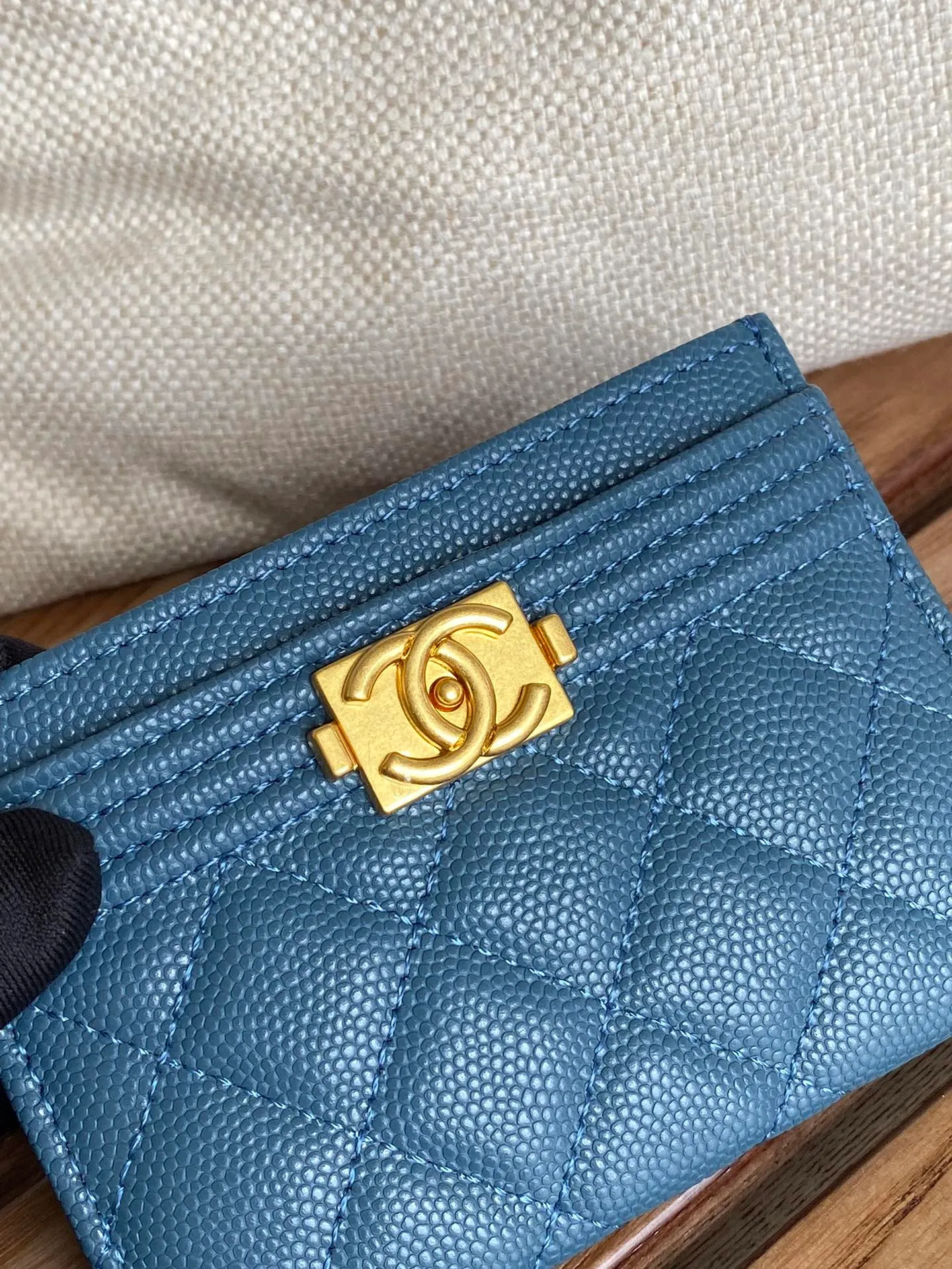 220💰CHANEL’s new leboy card holder has arrived! The imported rhombus pattern is very attractive! The retro gold buckle has an old-fashioned feel and is very fashionable and retro❤️This small card holder is very cost-effective, and you can also put some change in the three card slots👍Model number: 84431 Size: 11×7.5×1cm