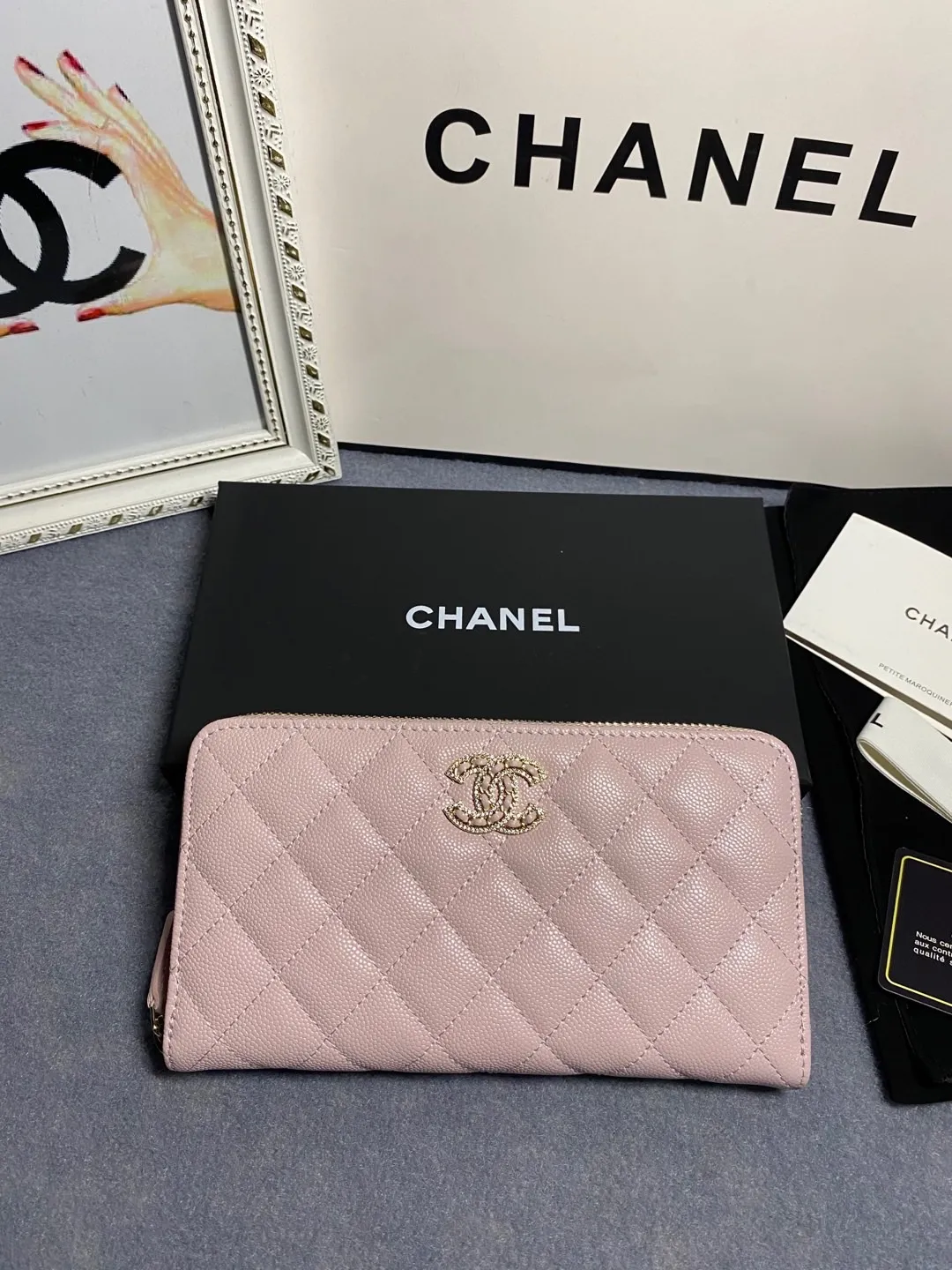 22 new styles. CHANEL. Zippered long clip wallet has arrived❤️Top-layer cowhide with new luogo, the same design surrounded by diamonds on the side of the leather❤️The details are so beautiful❤️Model number Ap5478B size 10*19.5*2.5cm💰560