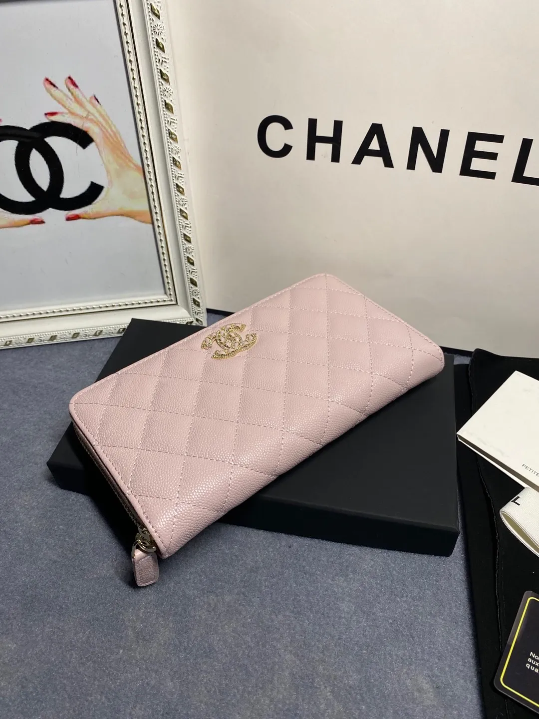22 new styles. CHANEL. Zippered long clip wallet has arrived❤️Top-layer cowhide with new luogo, the same design surrounded by diamonds on the side of the leather❤️The details are so beautiful❤️Model number Ap5478B size 10*19.5*2.5cm💰560