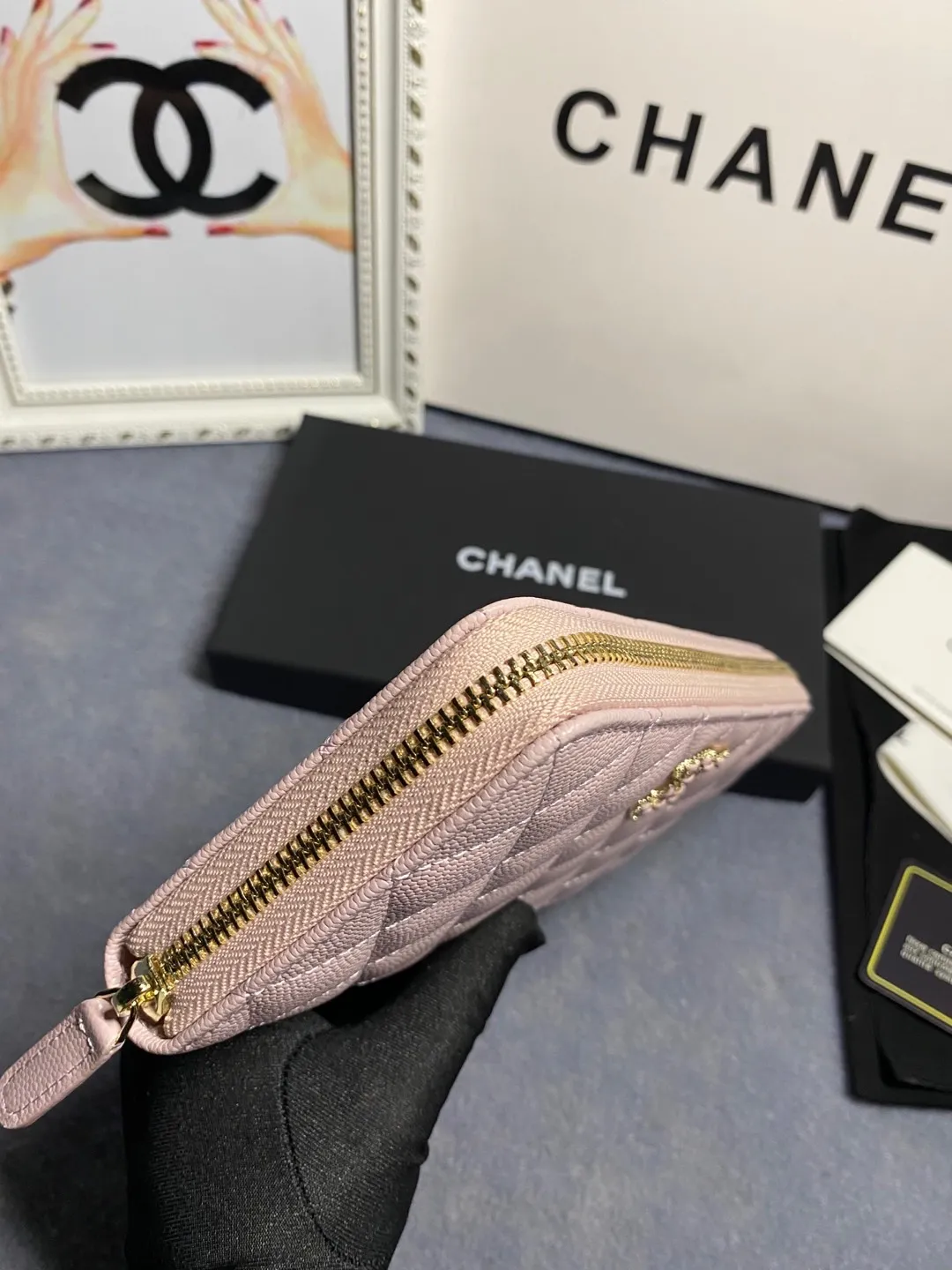 22 new styles. CHANEL. Zippered long clip wallet has arrived❤️Top-layer cowhide with new luogo, the same design surrounded by diamonds on the side of the leather❤️The details are so beautiful❤️Model number Ap5478B size 10*19.5*2.5cm💰560
