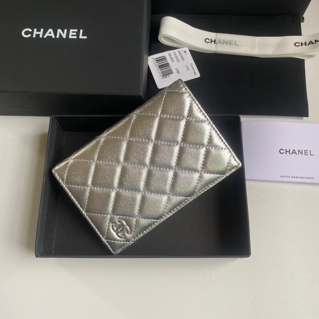280💰 CHANEL Classic Passport Holder❤️Good news for friends who are traveling! This passport holder is made of imported first-layer grain embossed cowhide, with a burgundy first-layer trim finish on the inside! 4⃣️Card slots...very convenient and practical. Model No. 80385. Size 14.5×10.5×2cm
