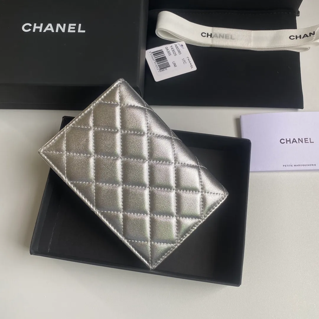 280💰 CHANEL Classic Passport Holder❤️Good news for friends who are traveling! This passport holder is made of imported first-layer grain embossed cowhide, with a burgundy first-layer trim finish on the inside! 4⃣️Card slots...very convenient and practical. Model No. 80385. Size 14.5×10.5×2cm