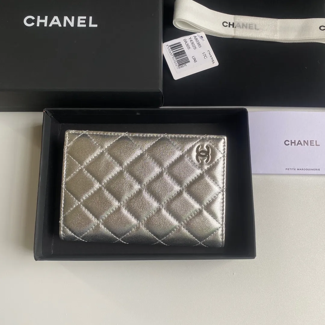 280💰 CHANEL Classic Passport Holder❤️Good news for friends who are traveling! This passport holder is made of imported first-layer grain embossed cowhide, with a burgundy first-layer trim finish on the inside! 4⃣️Card slots...very convenient and practical. Model No. 80385. Size 14.5×10.5×2cm