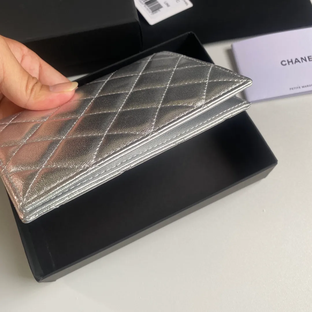 280💰 CHANEL Classic Passport Holder❤️Good news for friends who are traveling! This passport holder is made of imported first-layer grain embossed cowhide, with a burgundy first-layer trim finish on the inside! 4⃣️Card slots...very convenient and practical. Model No. 80385. Size 14.5×10.5×2cm