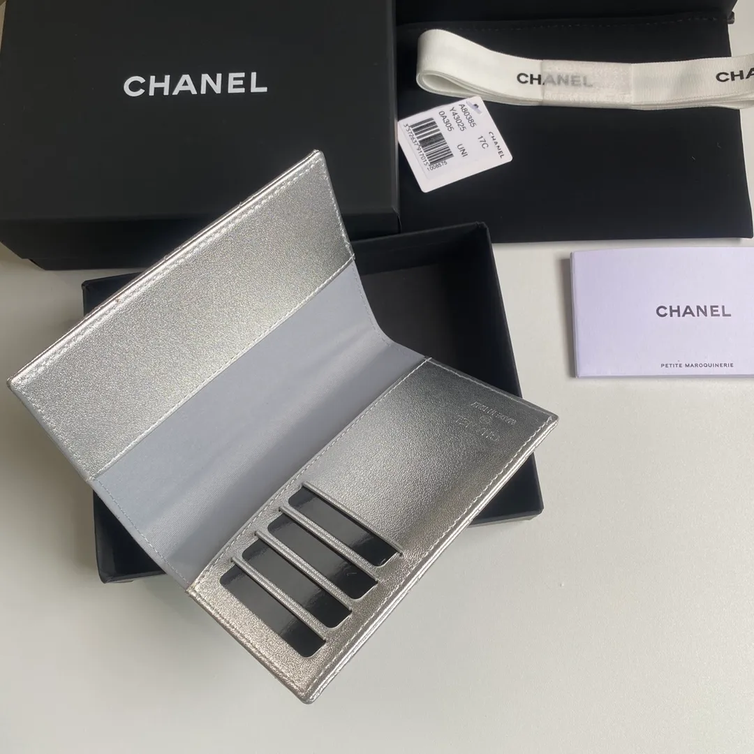 280💰 CHANEL Classic Passport Holder❤️Good news for friends who are traveling! This passport holder is made of imported first-layer grain embossed cowhide, with a burgundy first-layer trim finish on the inside! 4⃣️Card slots...very convenient and practical. Model No. 80385. Size 14.5×10.5×2cm