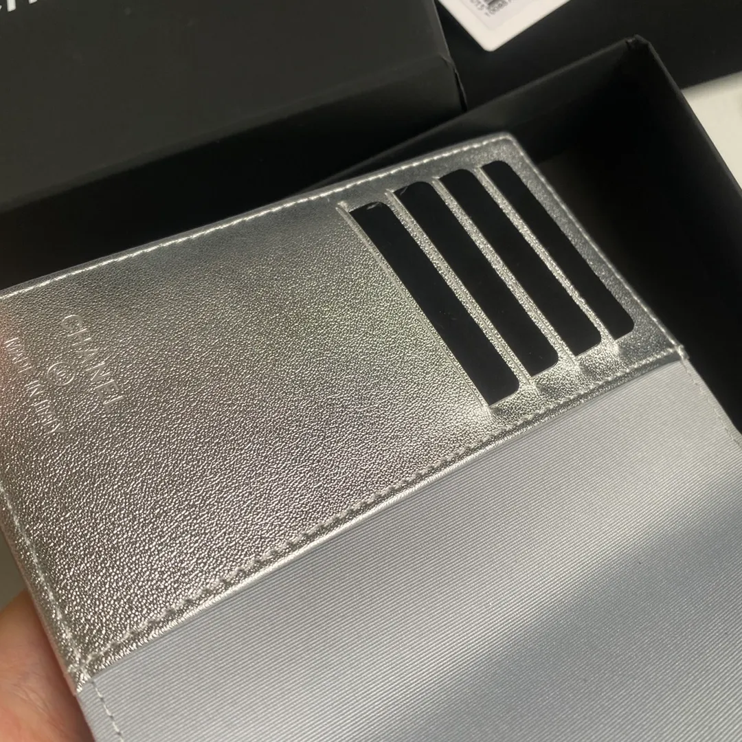 280💰 CHANEL Classic Passport Holder❤️Good news for friends who are traveling! This passport holder is made of imported first-layer grain embossed cowhide, with a burgundy first-layer trim finish on the inside! 4⃣️Card slots...very convenient and practical. Model No. 80385. Size 14.5×10.5×2cm
